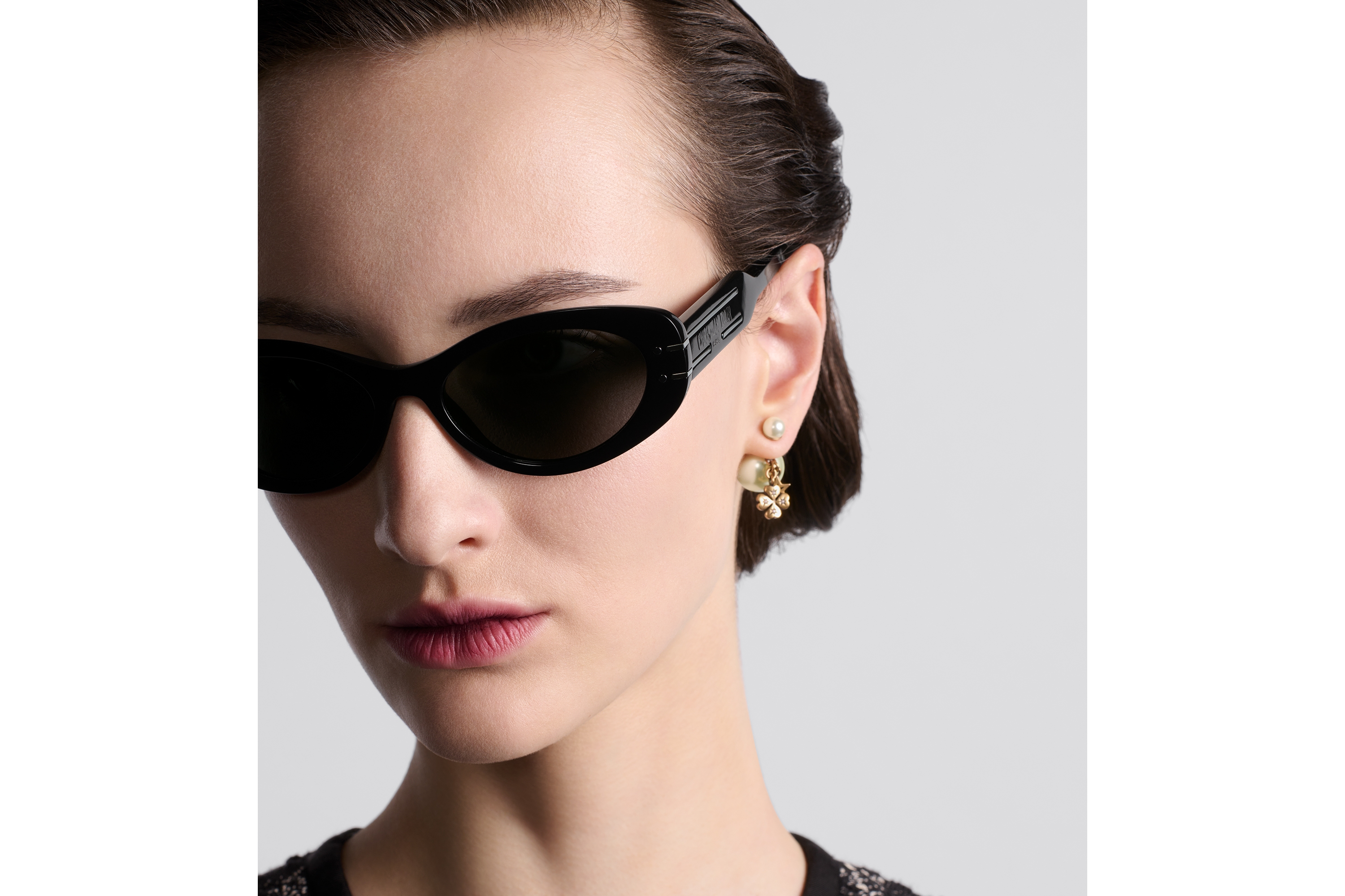 look_image_alt_prefix DiorSignature B8U 太阳眼镜 黑色椭圆形镜框 E08