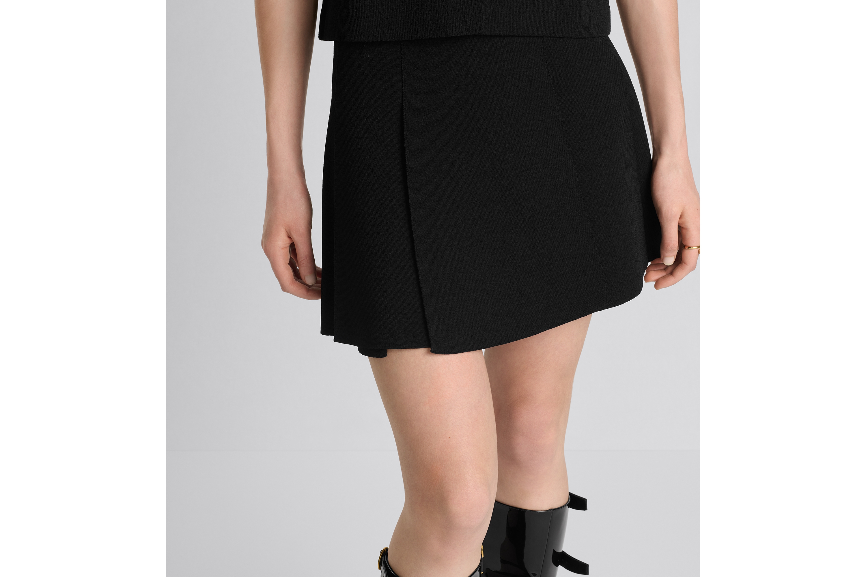 look_image_alt_prefix 喇叭形迷你裙 黑色科技针织面料 E10