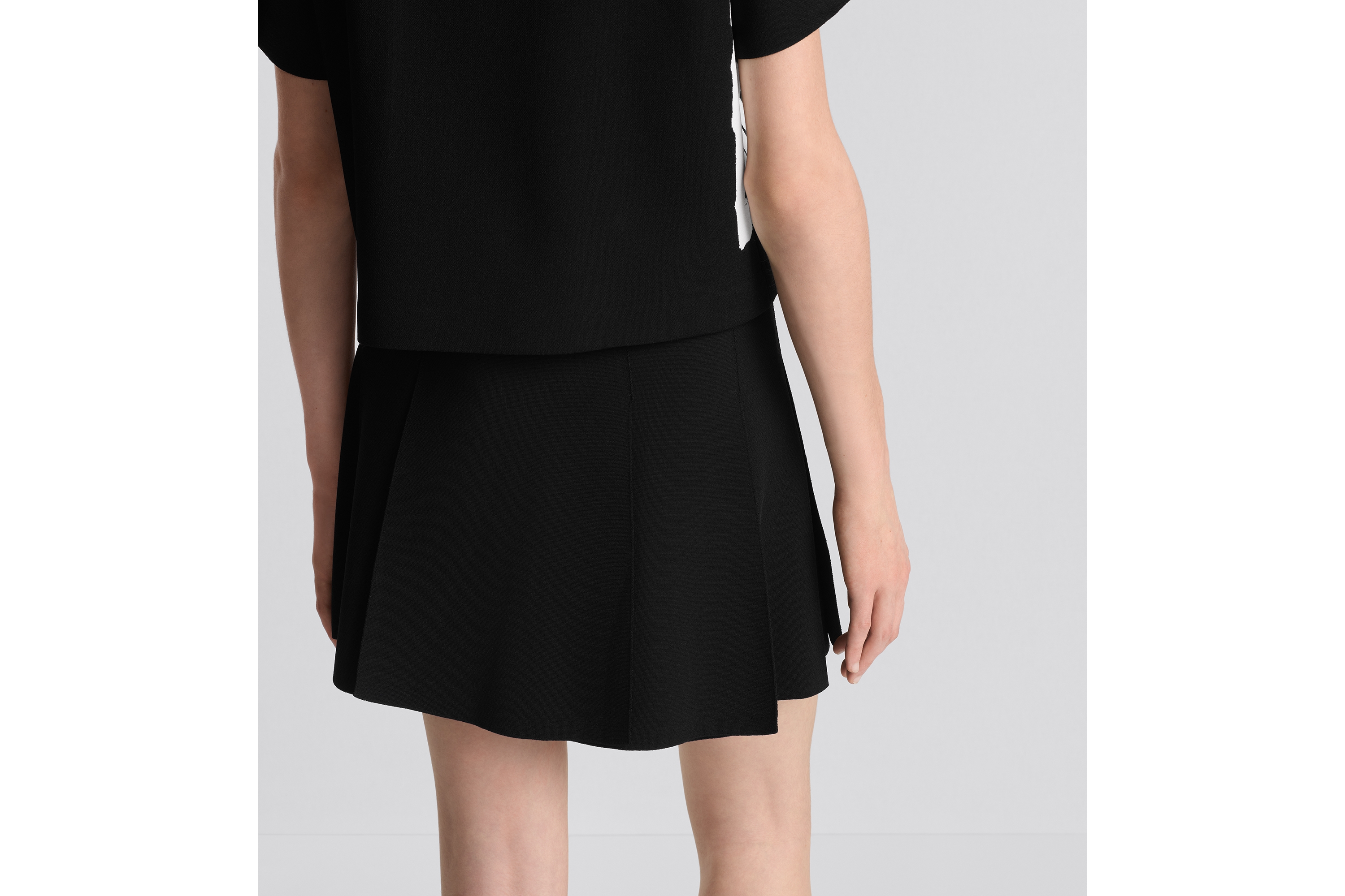 look_image_alt_prefix 喇叭形迷你裙 黑色科技针织面料 E17