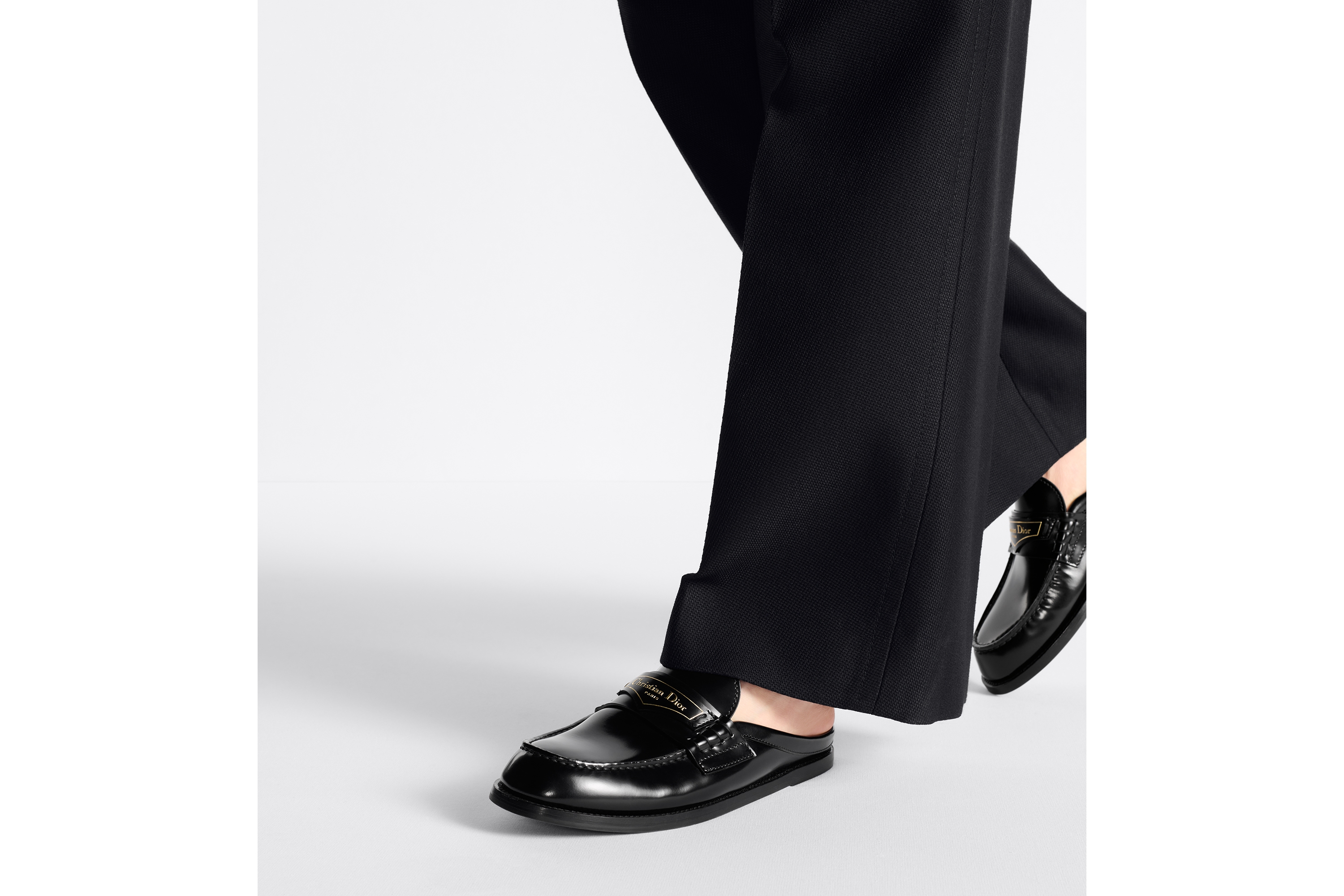 look_image_alt_prefix Dior Boy 穆勒鞋 黑色磨砂牛皮革 E15