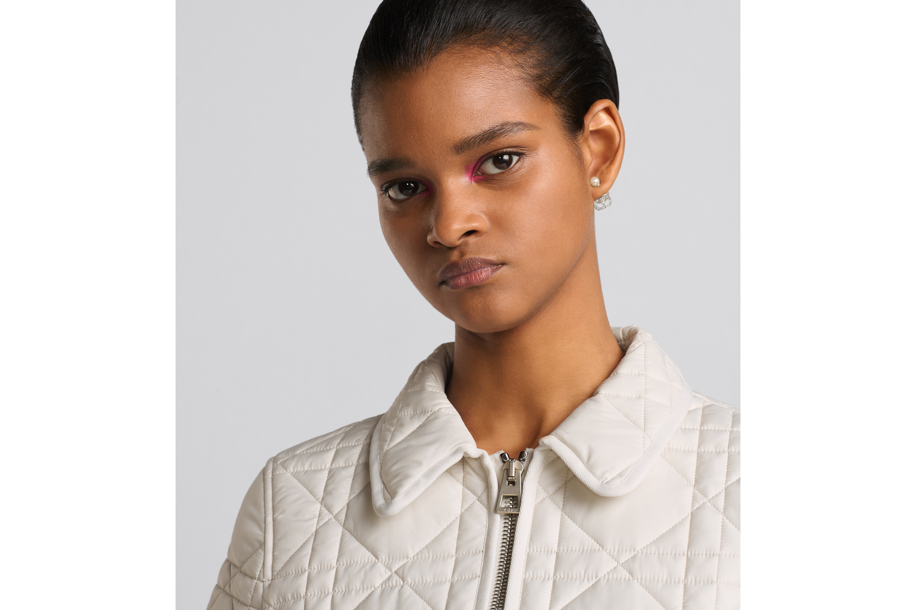 look_image_alt_prefix Dior Tribales 耳环 银色饰面金属搭配白色树脂珠饰和银色调仿水晶装饰 E07