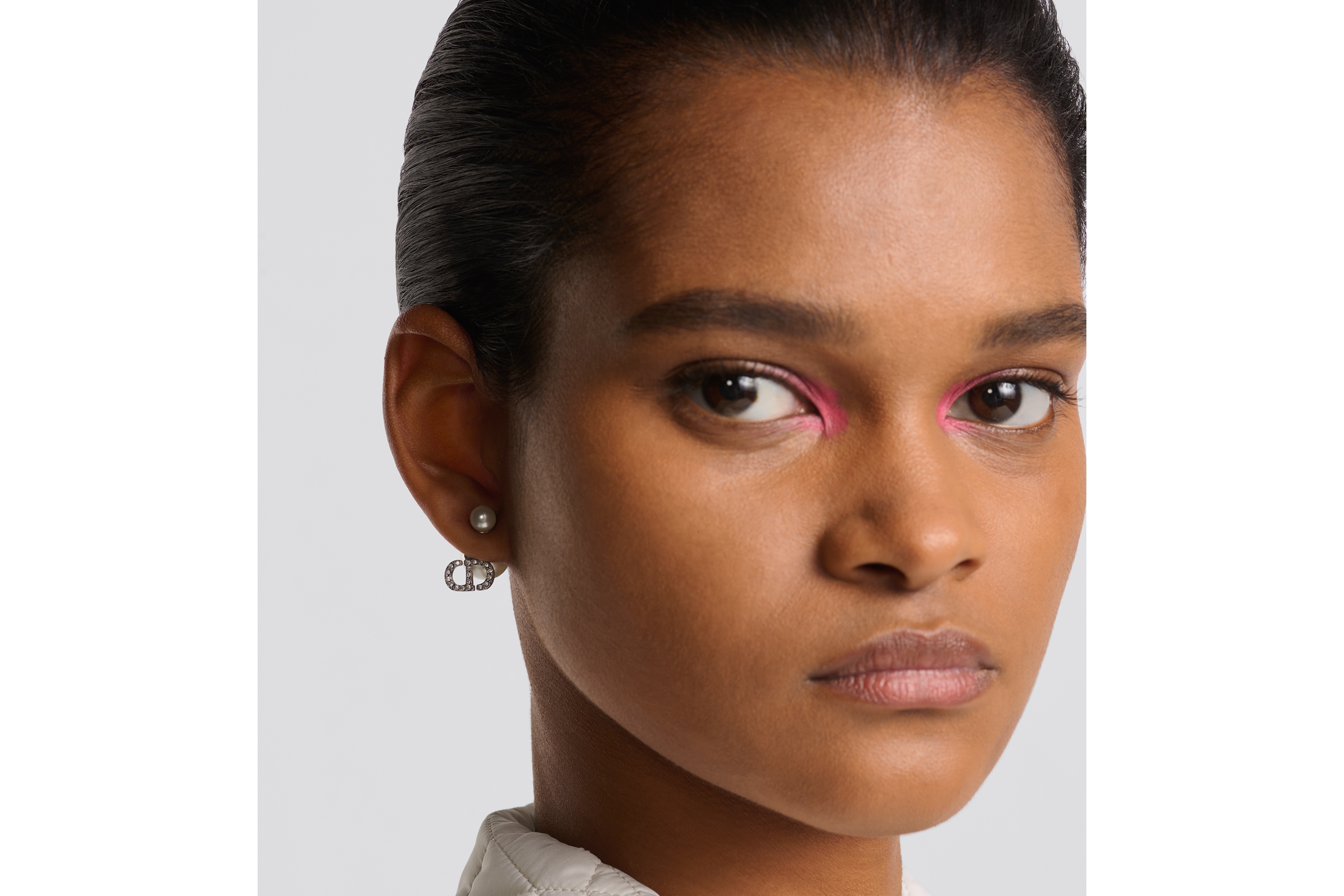 look_image_alt_prefix Dior Tribales 耳环 银色饰面金属搭配白色树脂珠饰和银色调仿水晶装饰 E08