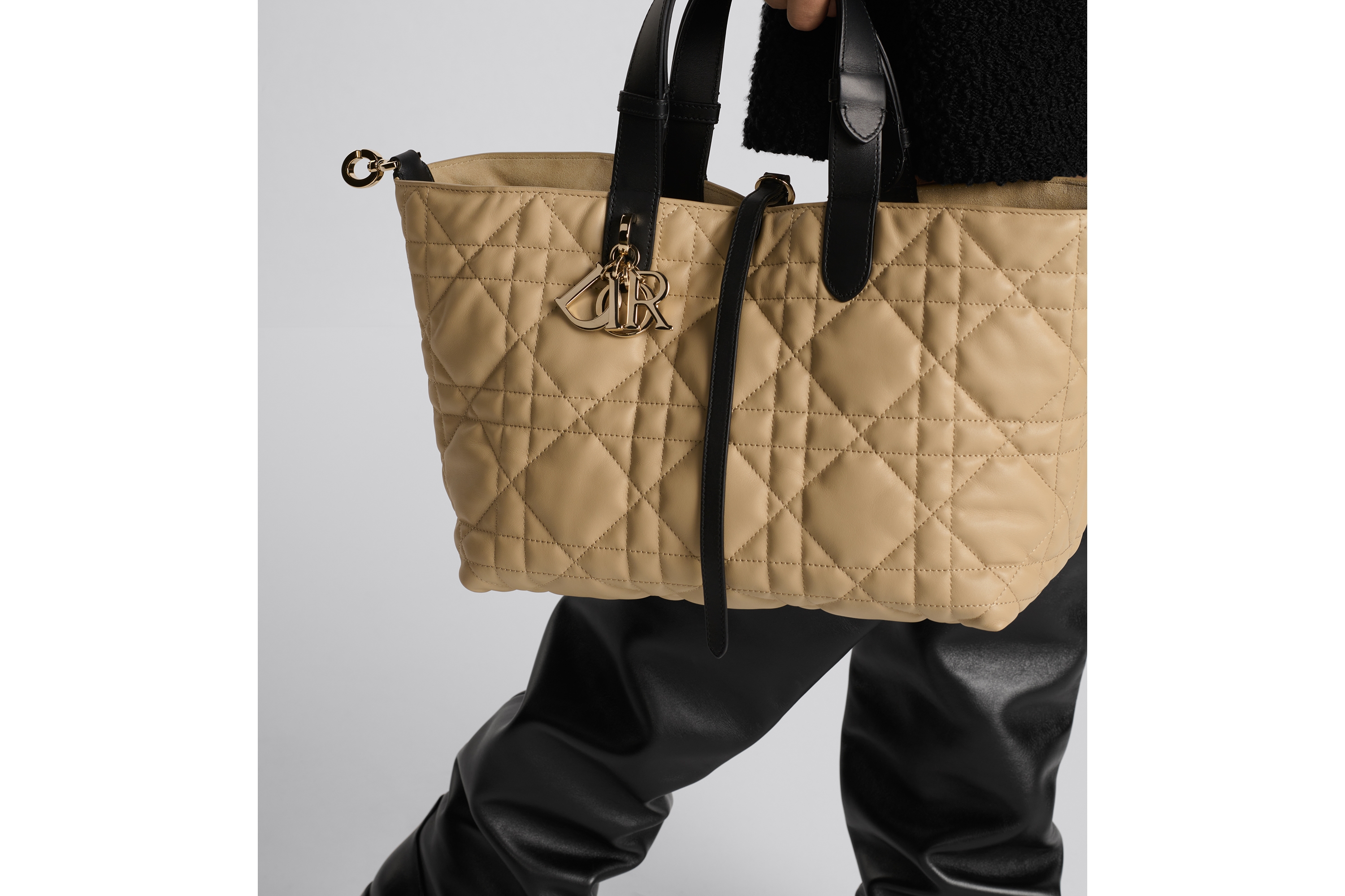 look_image_alt_prefix 中号 Dior Toujours 手袋 绳米色和黑色牛皮革超大藤格纹 E17