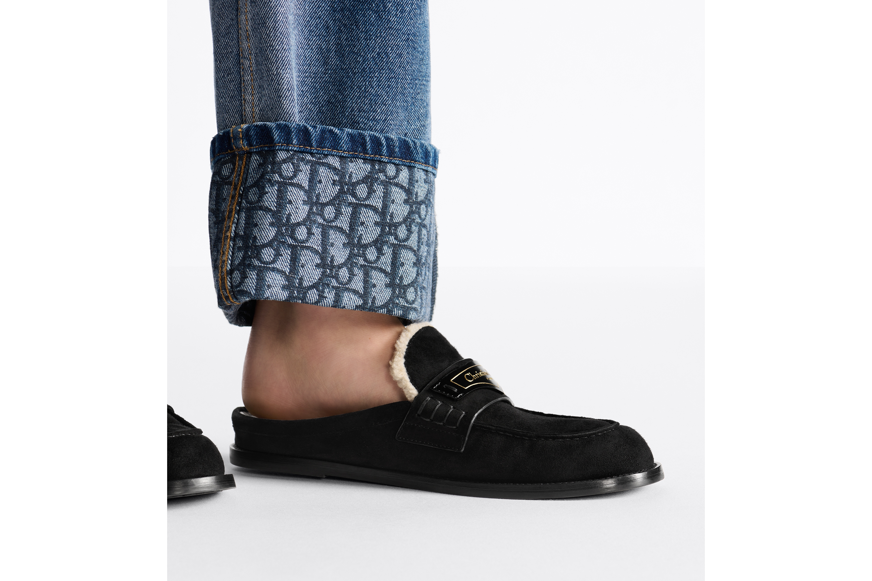 look_image_alt_prefix Dior Boy 穆勒鞋 黑色绒面羊皮革 E15