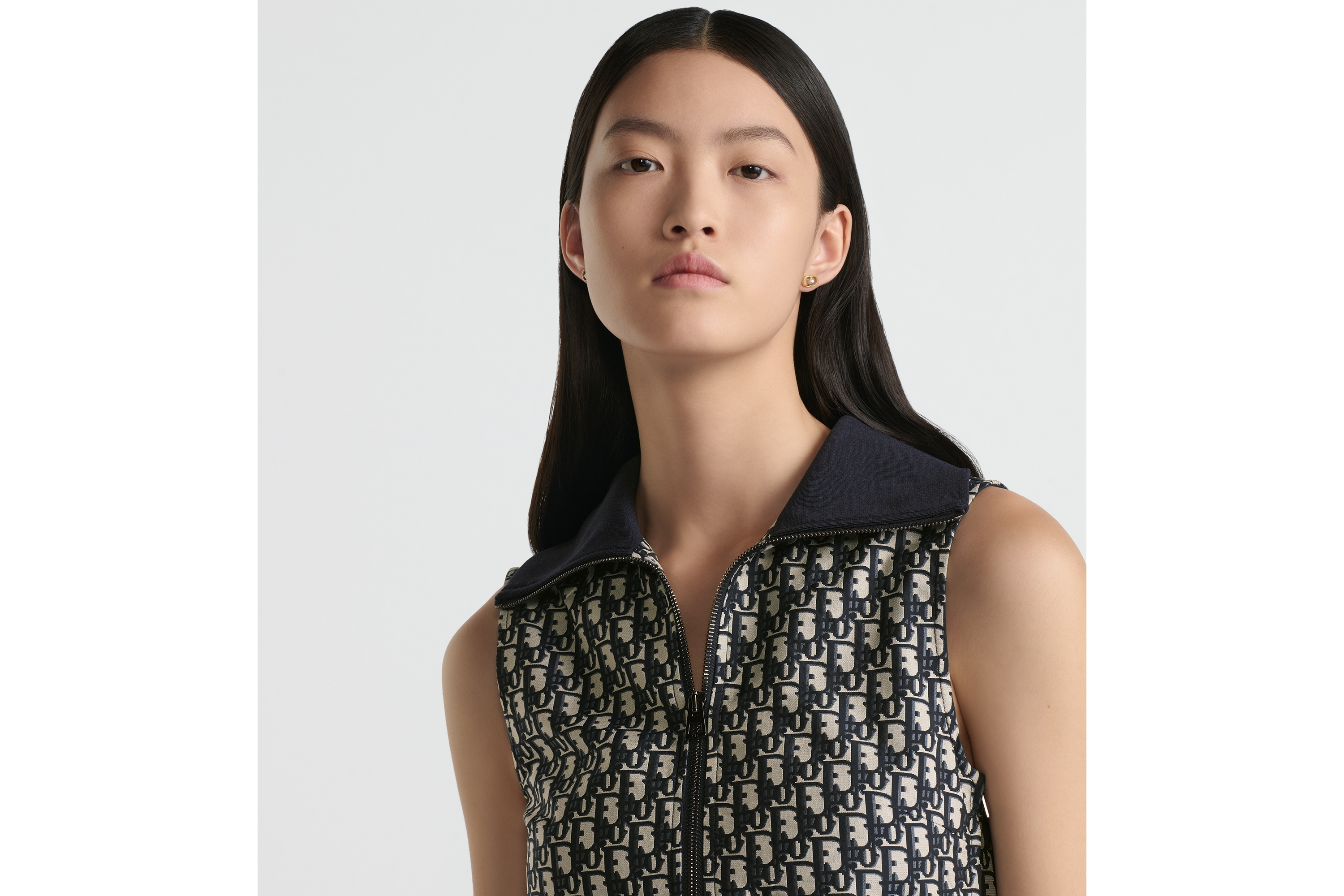 褶裥短款连衣裙 蓝色和米白色塔夫绸科技提花面料 Oblique 印花 E12