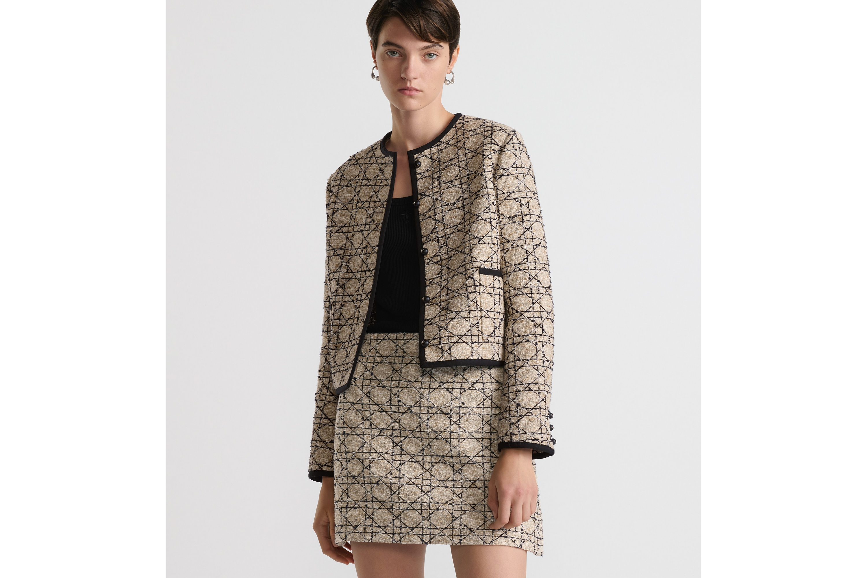 look_image_alt_prefix 短款外套 米色和黑色棉质混纺粗花呢藤格纹 E04