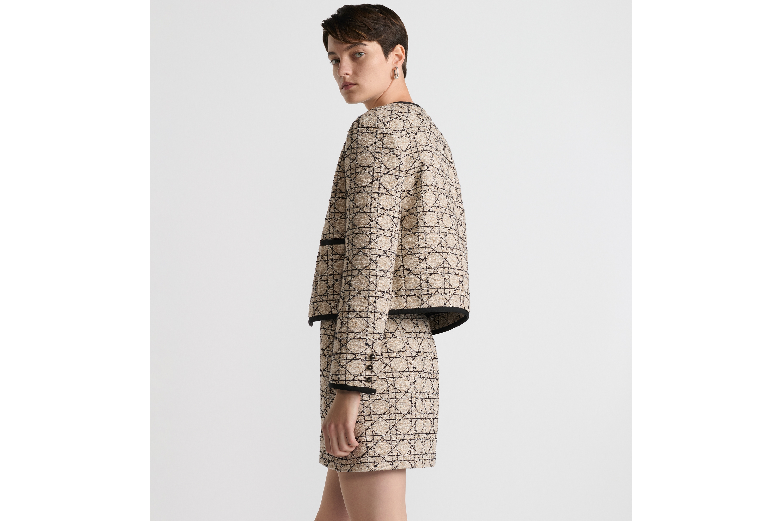 look_image_alt_prefix 短款外套 米色和黑色棉质混纺粗花呢藤格纹 E05