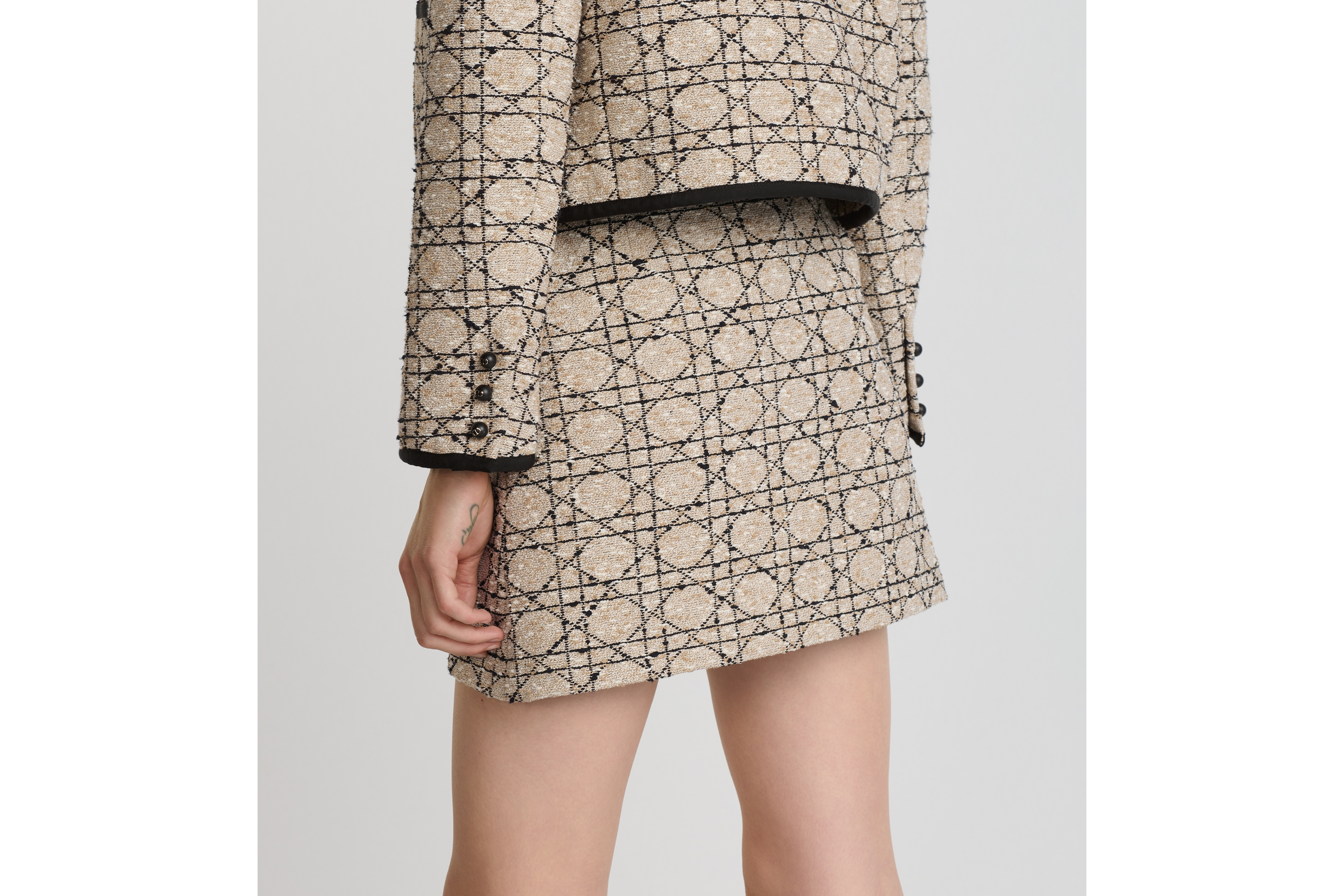 look_image_alt_prefix 迷你裙 米色和黑色棉质混纺粗花呢超大藤格纹 E06
