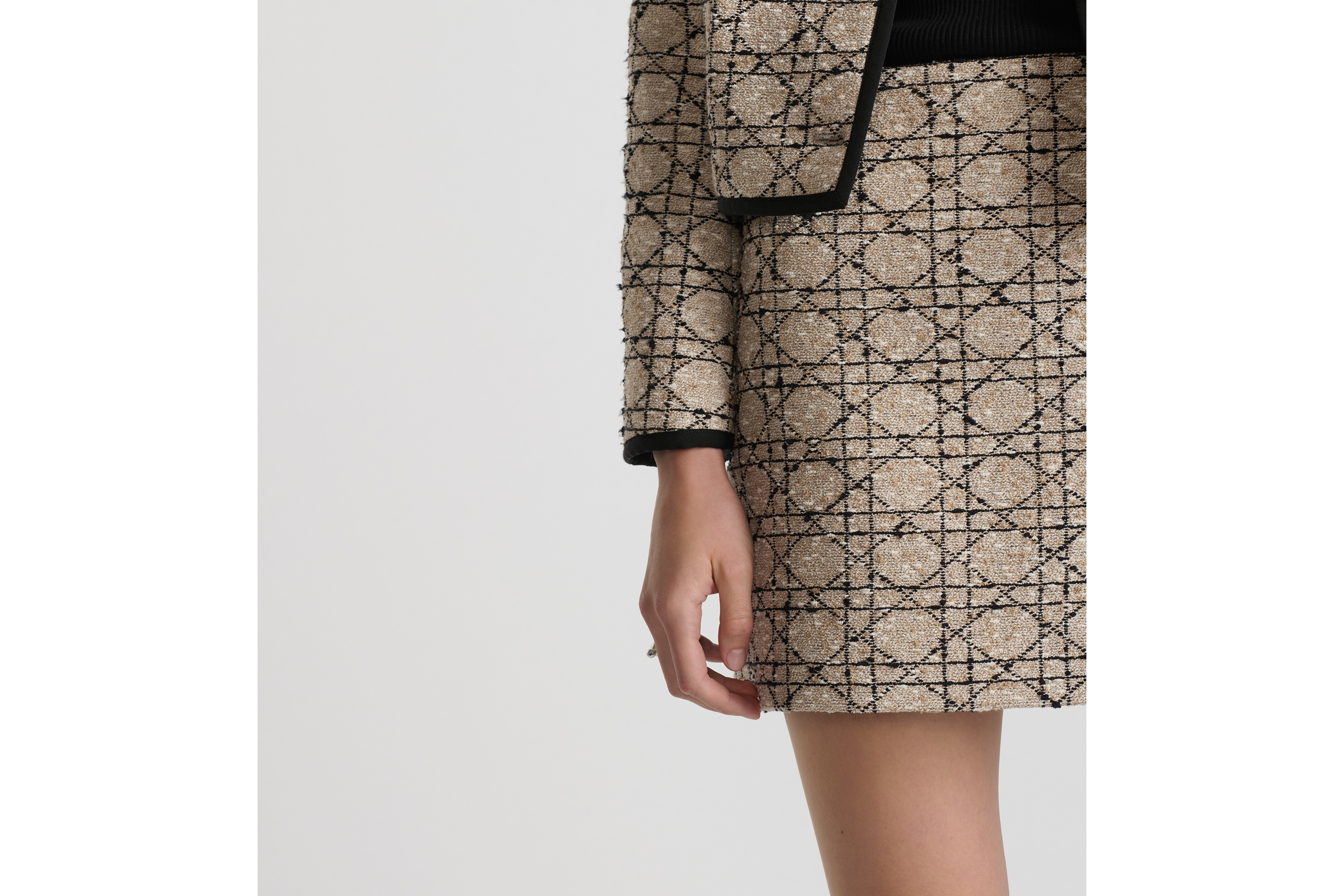 look_image_alt_prefix 迷你裙 米色和黑色棉质混纺粗花呢超大藤格纹 E11