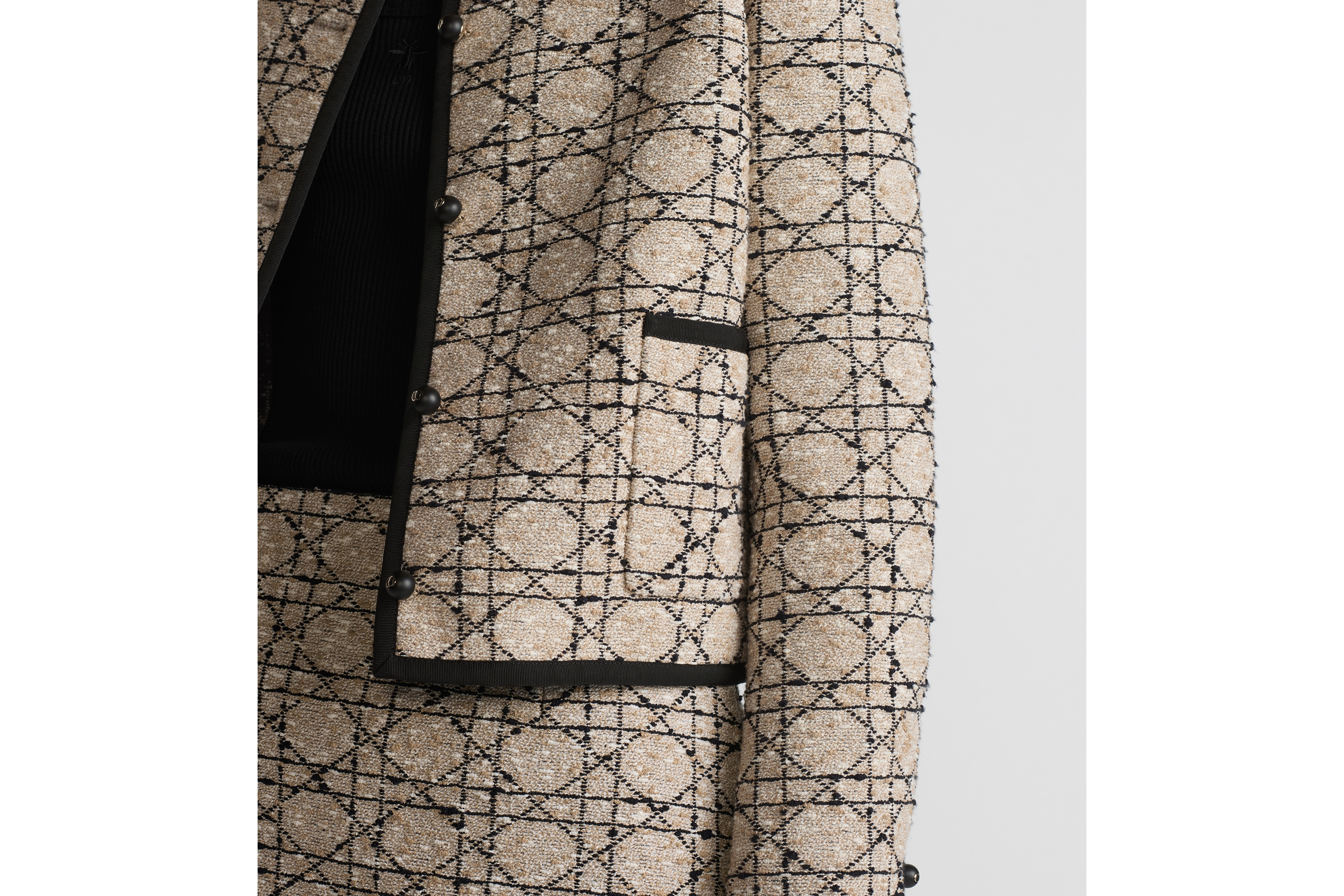 look_image_alt_prefix 短款外套 米色和黑色棉质混纺粗花呢藤格纹 E17