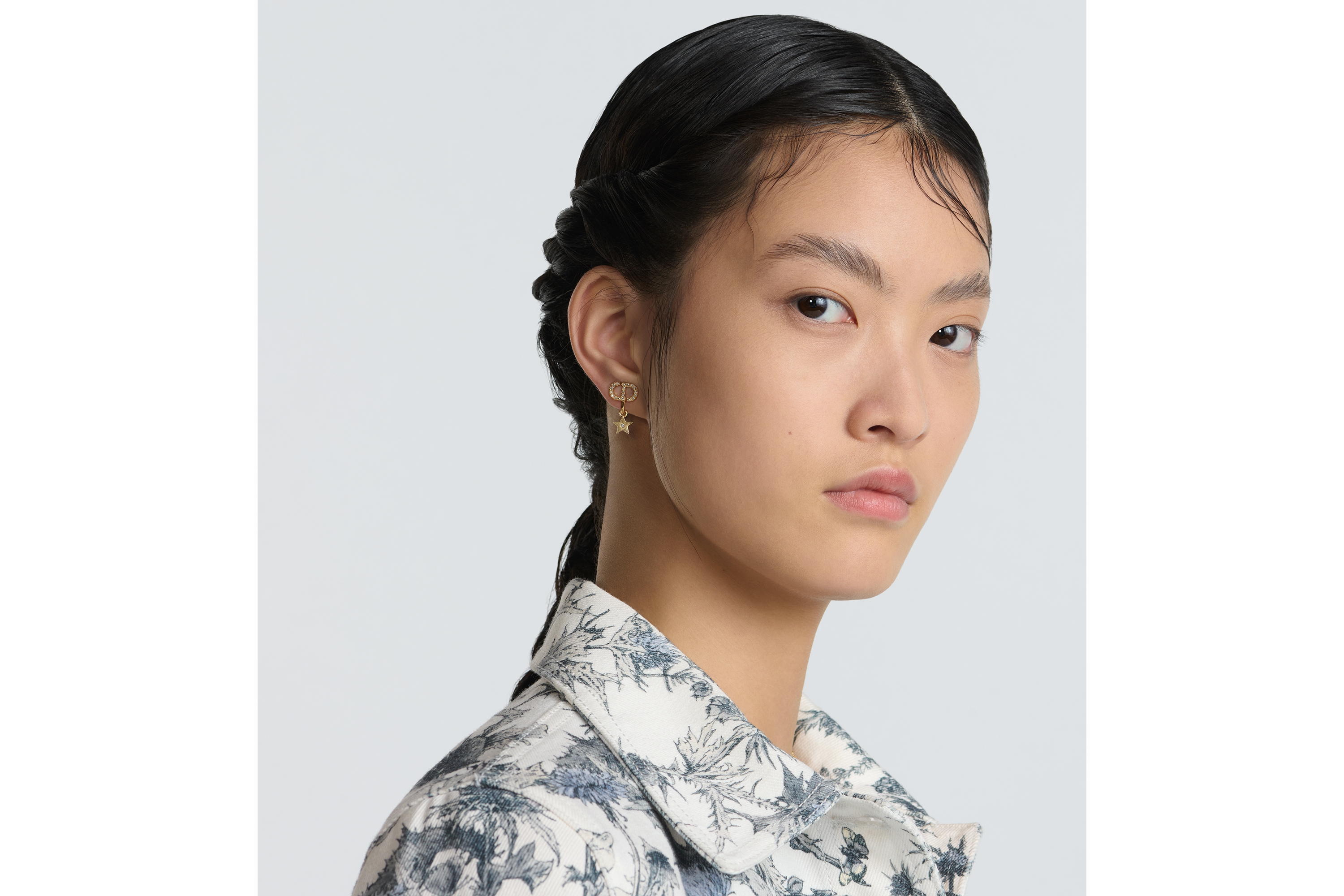 look_image_alt_prefix Petit CD Lucky Charms 耳环 金色饰面金属搭配白色树脂珠饰和银色调晶体装饰 E08