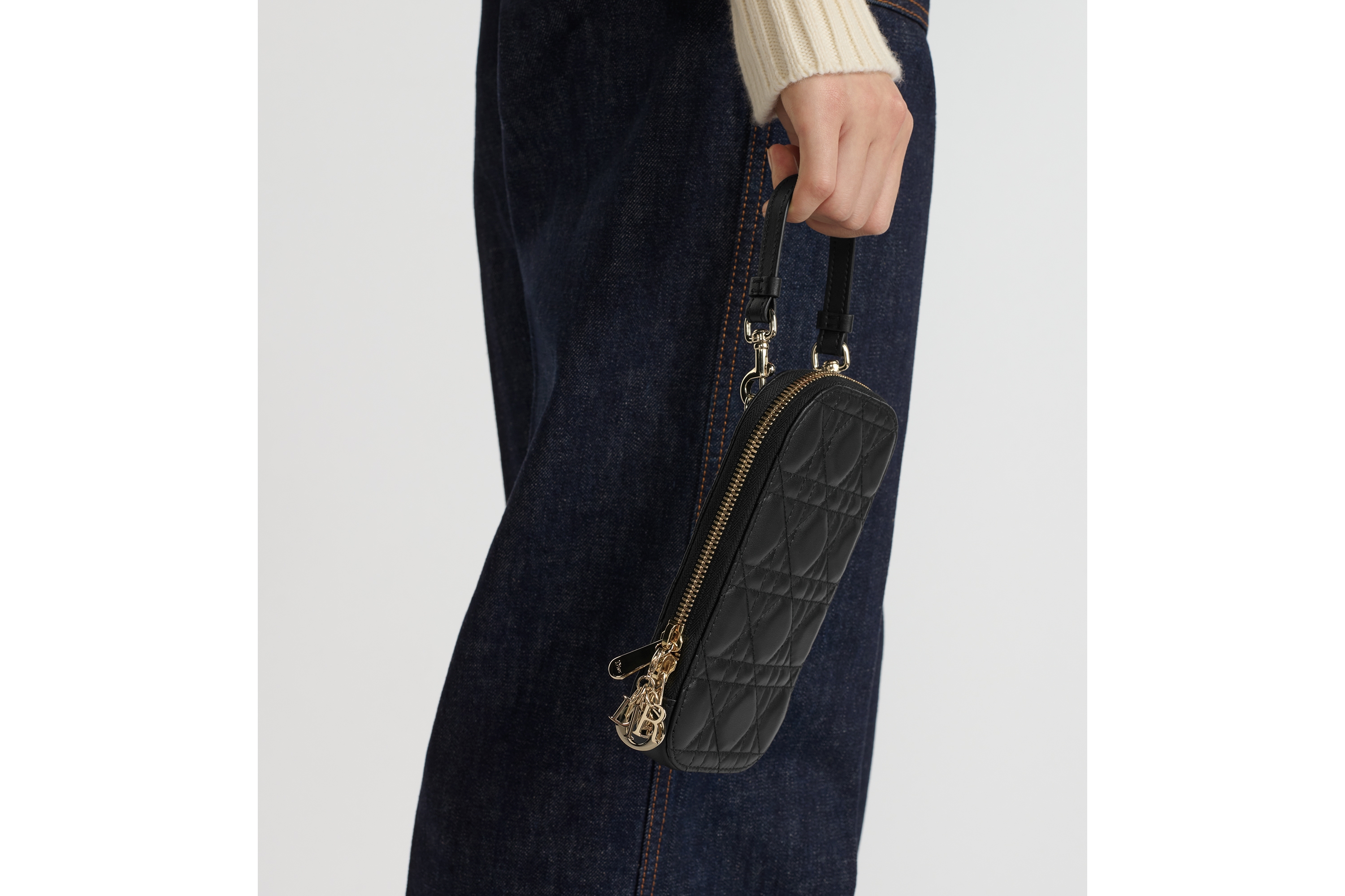 look_image_alt_prefix Lady Dior Call'in Dior 手机袋 黑色羊皮革藤格纹 E11