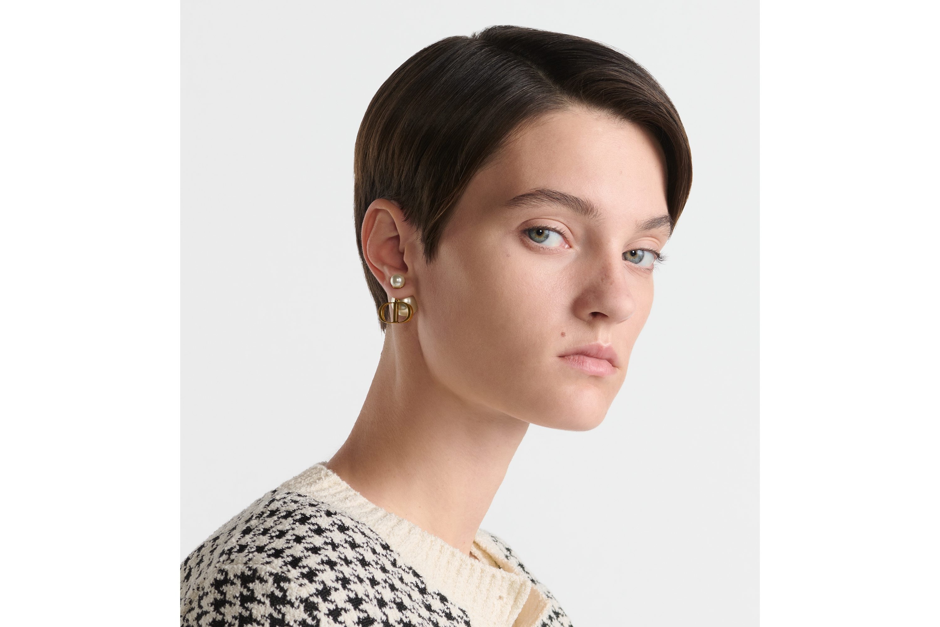 look_image_alt_prefix Dior Tribales 耳环 复古金色饰面金属和白色树脂珠饰 E08