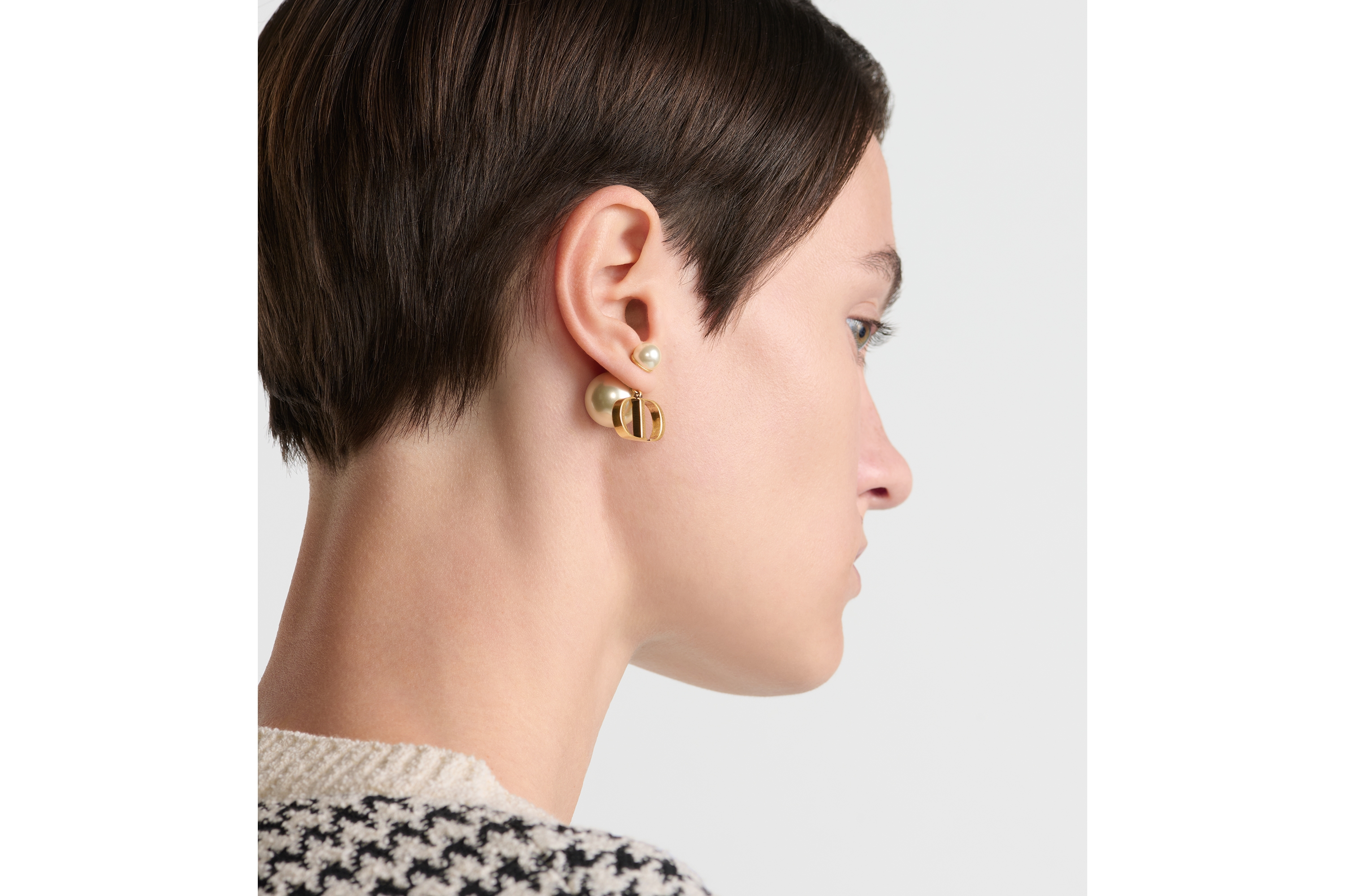 look_image_alt_prefix Dior Tribales 耳环 复古金色饰面金属和白色树脂珠饰 E09