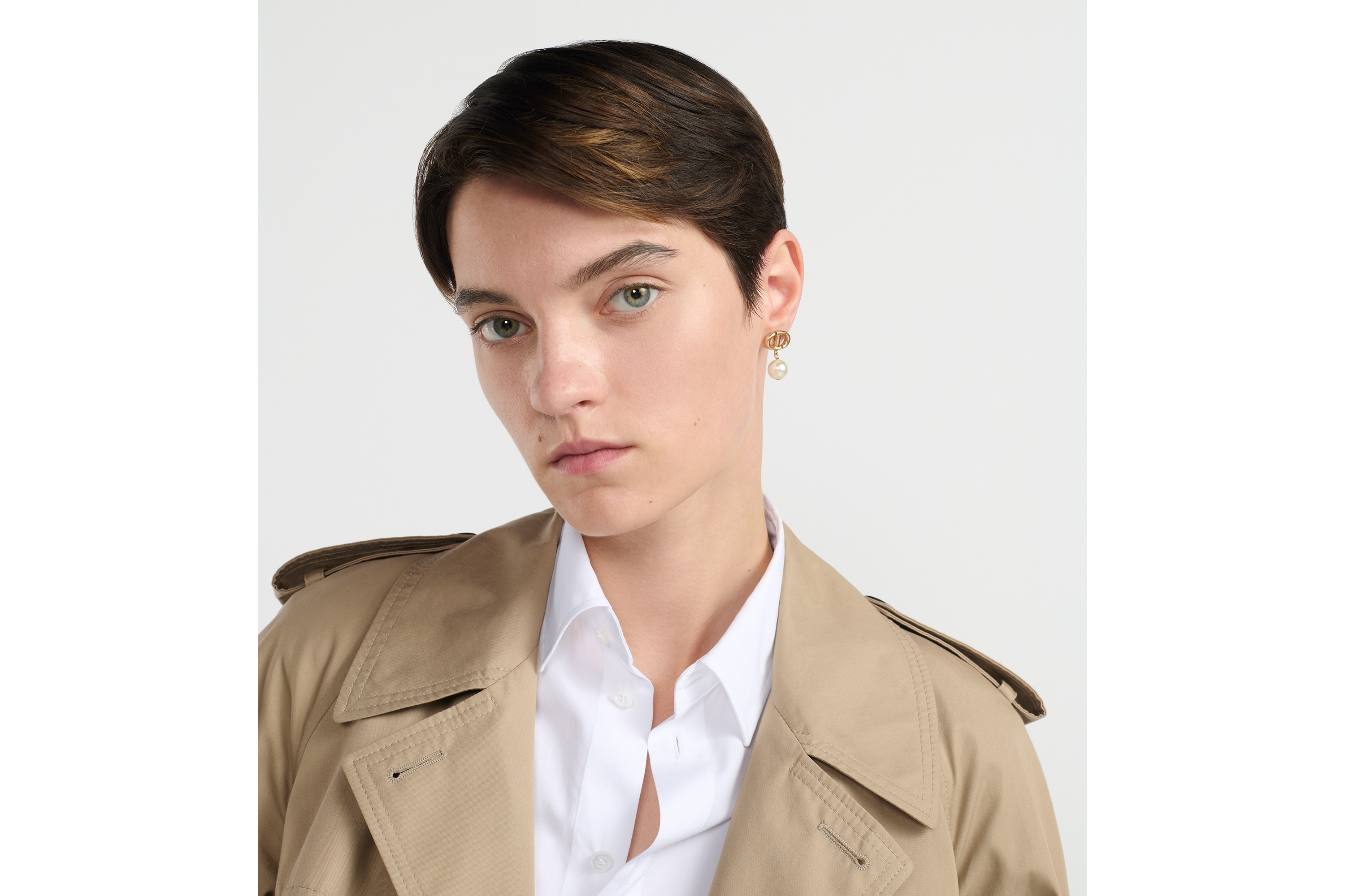 look_image_alt_prefix CD Navy 耳环 金色饰面金属和白色树脂珠饰 E07