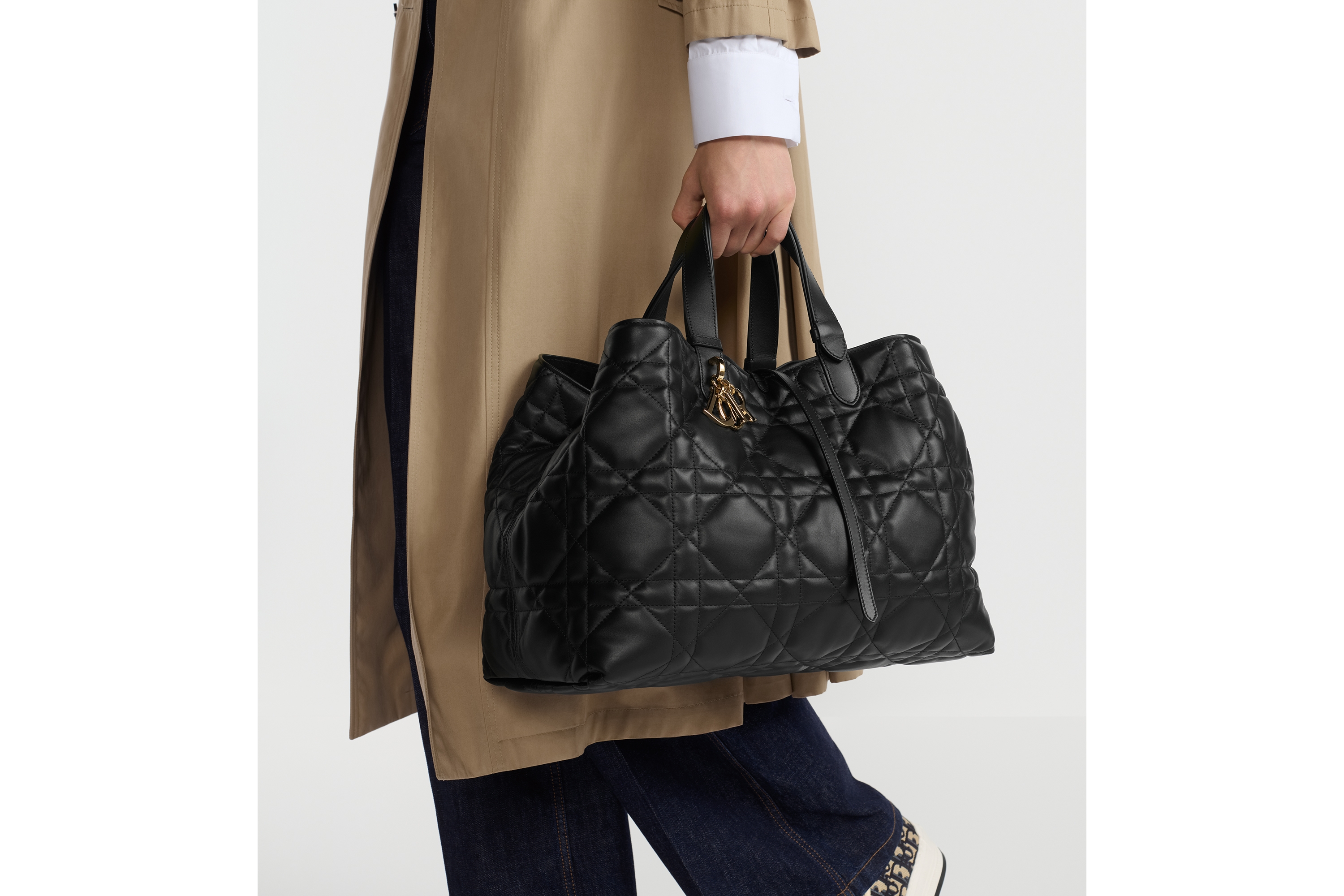 大号 Dior Toujours 手袋 黑色牛皮革超大藤格纹 E10