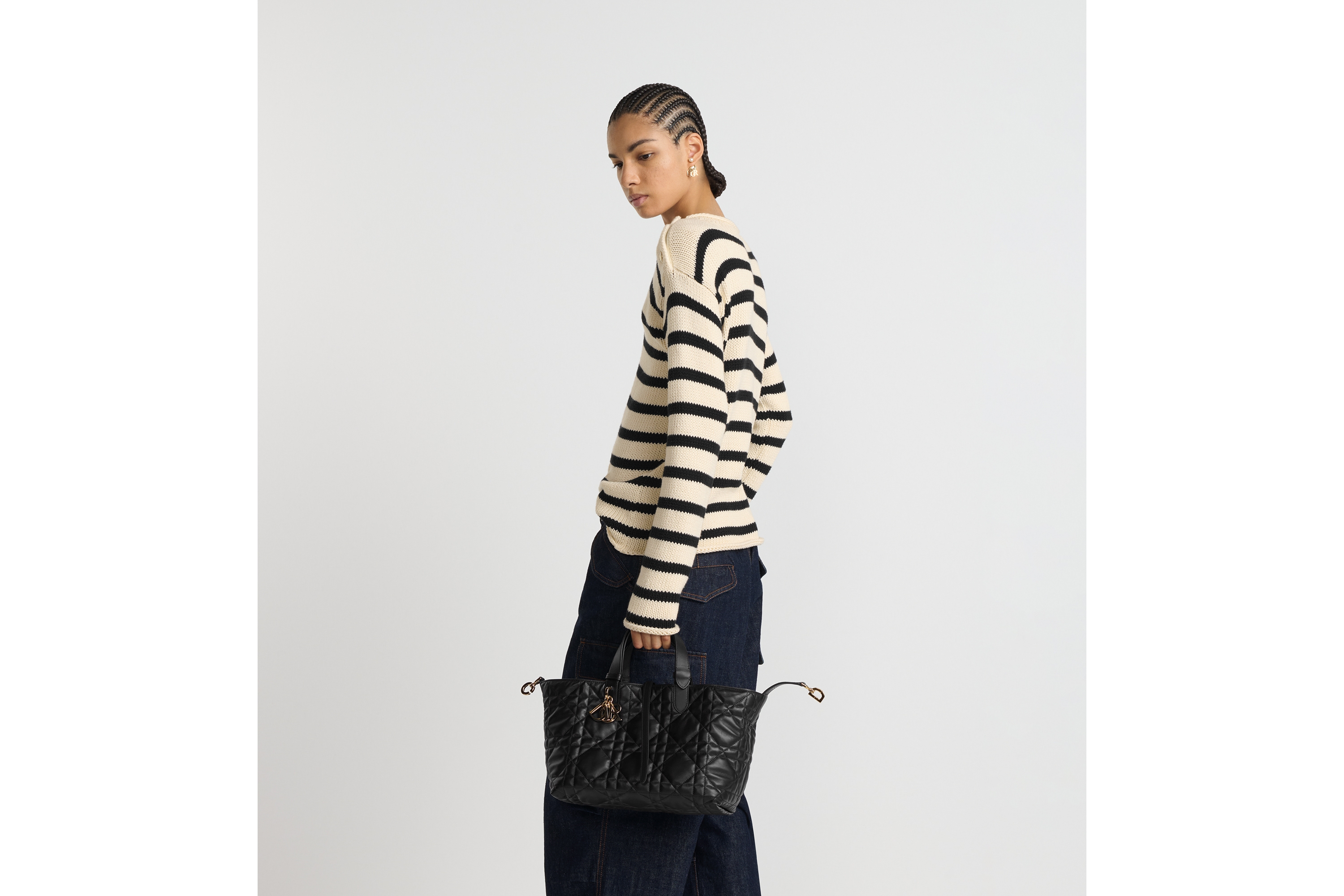 look_image_alt_prefix 中号 Dior Toujours 手袋 黑色牛皮革超大藤格纹 E05