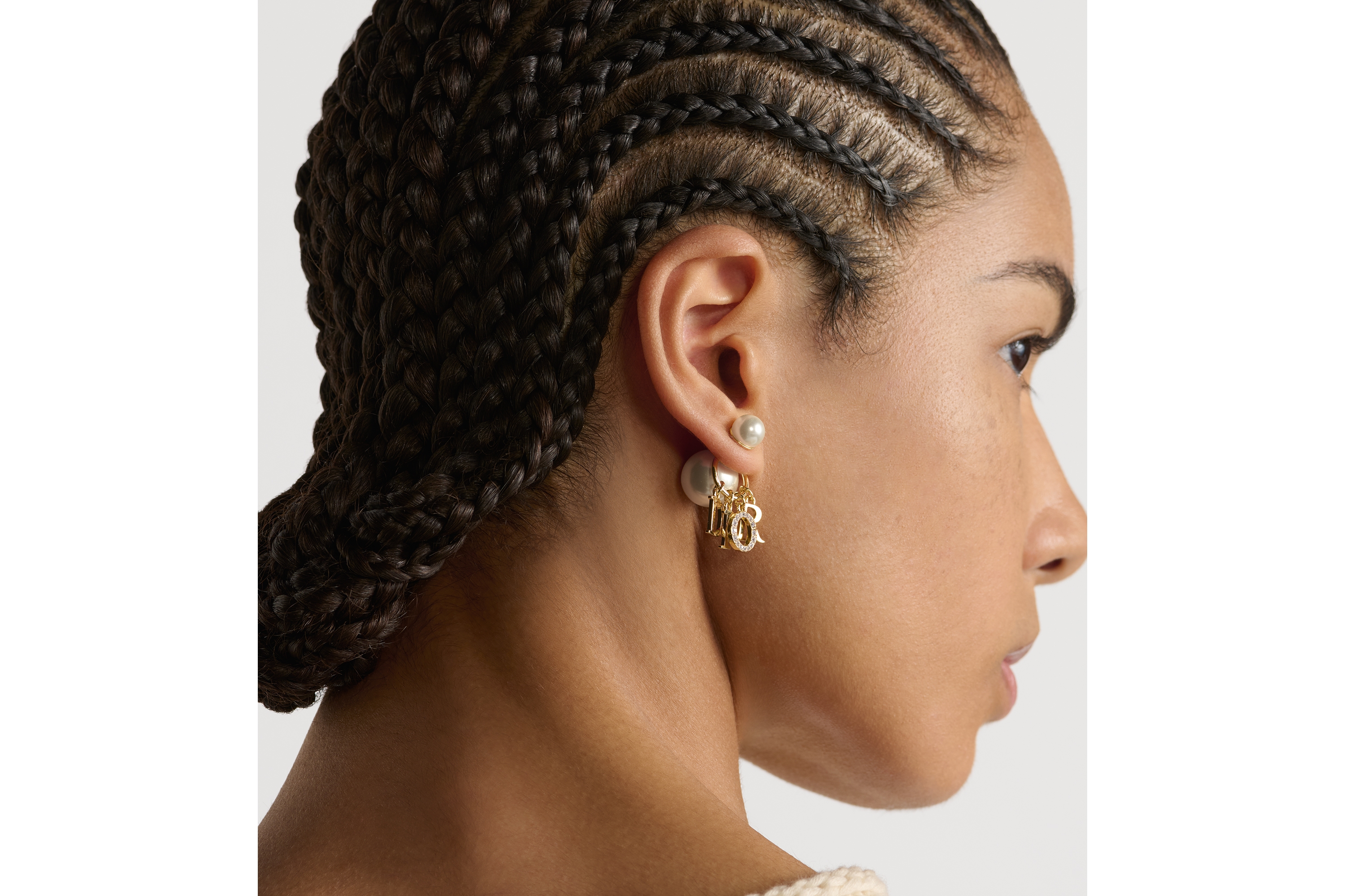 Dior Tribales 耳环 金色饰面金属、白色树脂珠饰和白色仿水晶装饰 E09