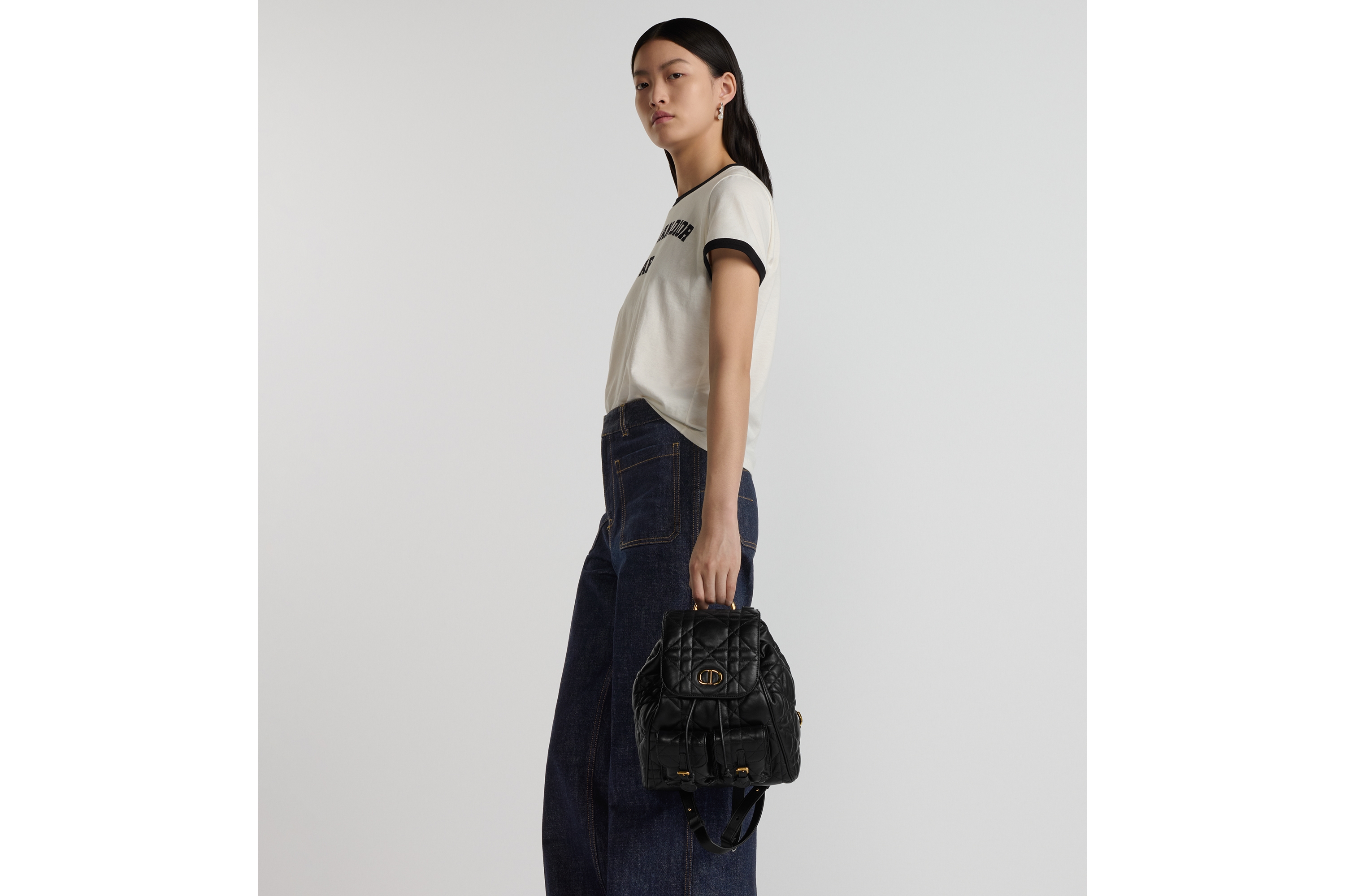 look_image_alt_prefix 中号 Dior Caro 双肩背包 黑色羊皮革超大藤格纹 E05