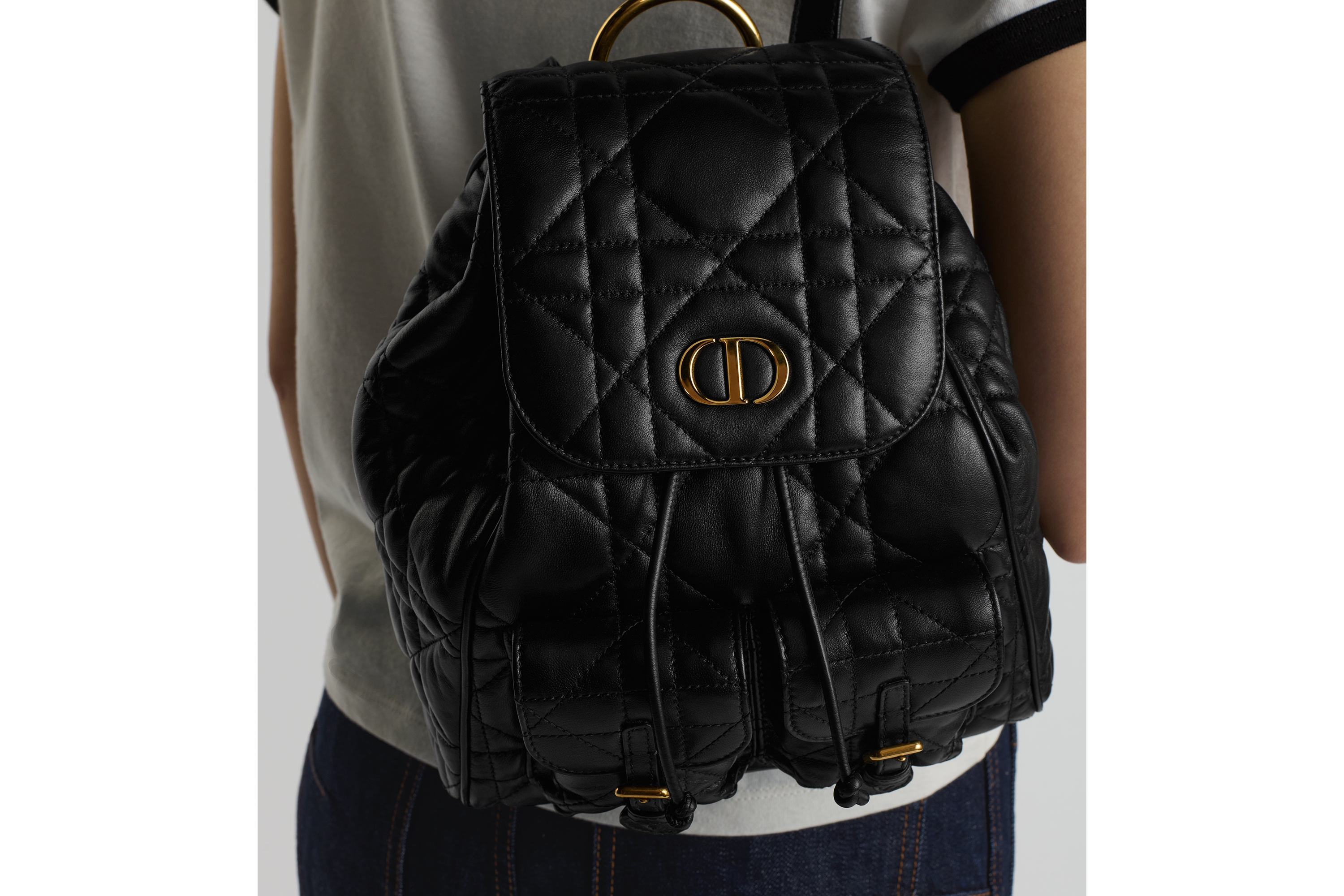 look_image_alt_prefix 中号 Dior Caro 双肩背包 黑色羊皮革超大藤格纹 E06