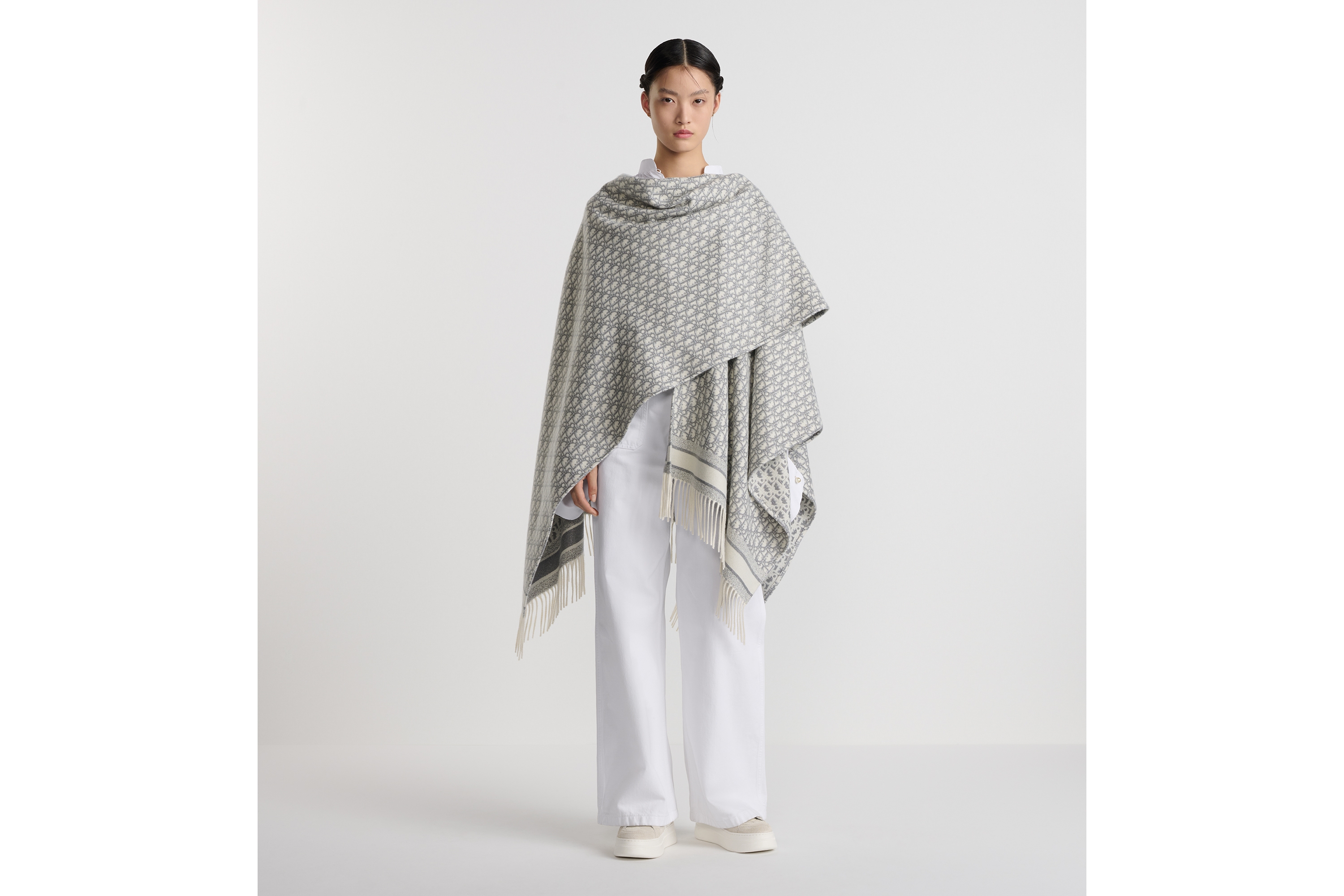 look_image_alt_prefix Dior 印花斗篷 白色山羊绒混纺面料银色金属光泽线 Oblique 印花 E17