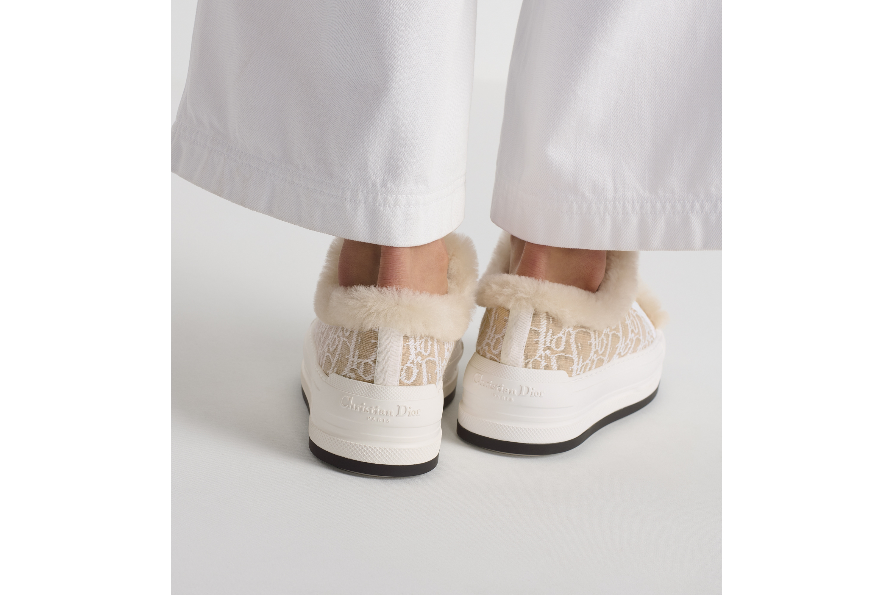 look_image_alt_prefix Walk'n'Dior 厚底运动鞋 米色棉质面料 Oblique 印花和米白色羊皮革皮毛一体 E16