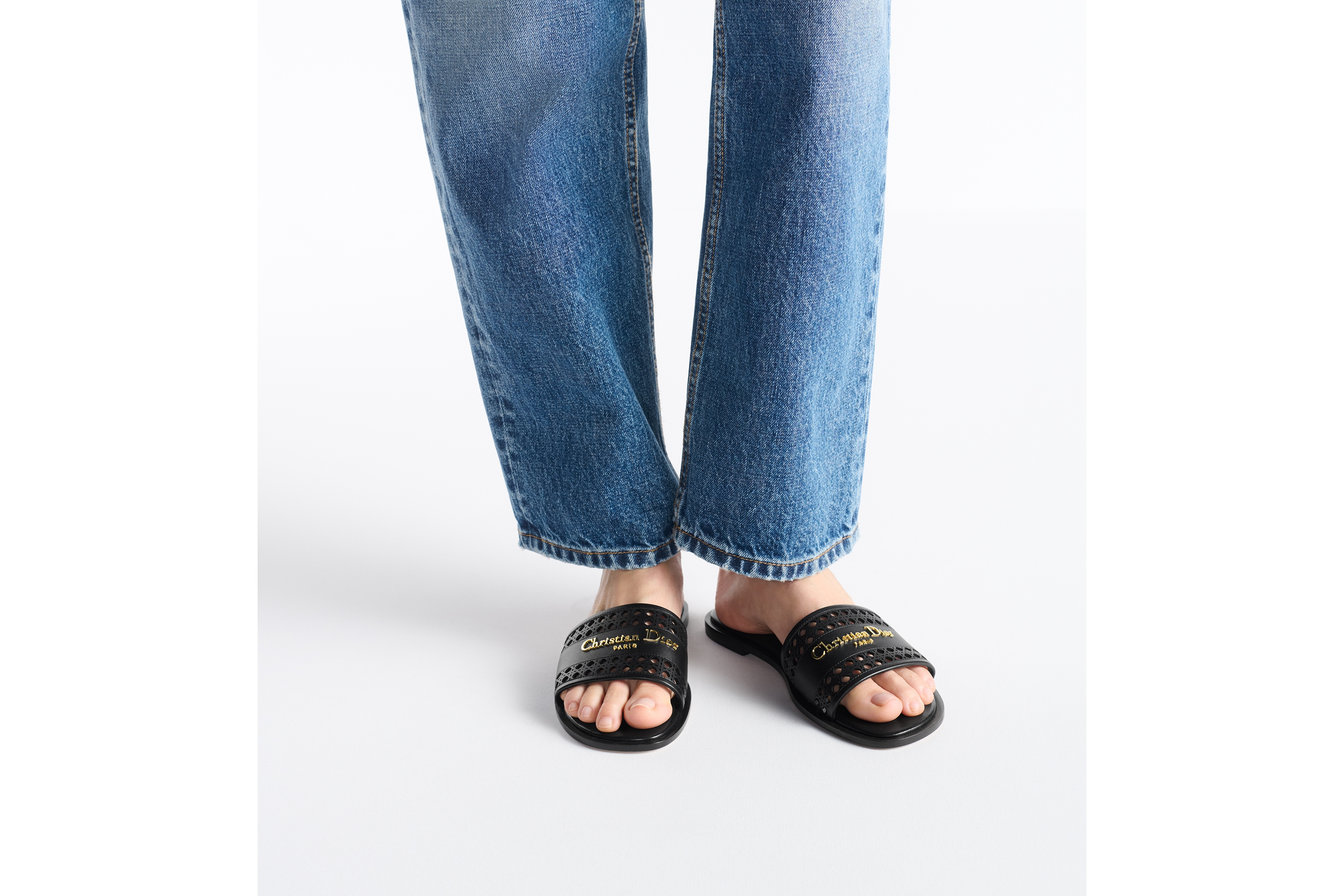 look_image_alt_prefix D-Lane 凉拖 黑色牛皮革镂空藤格纹图案 E14