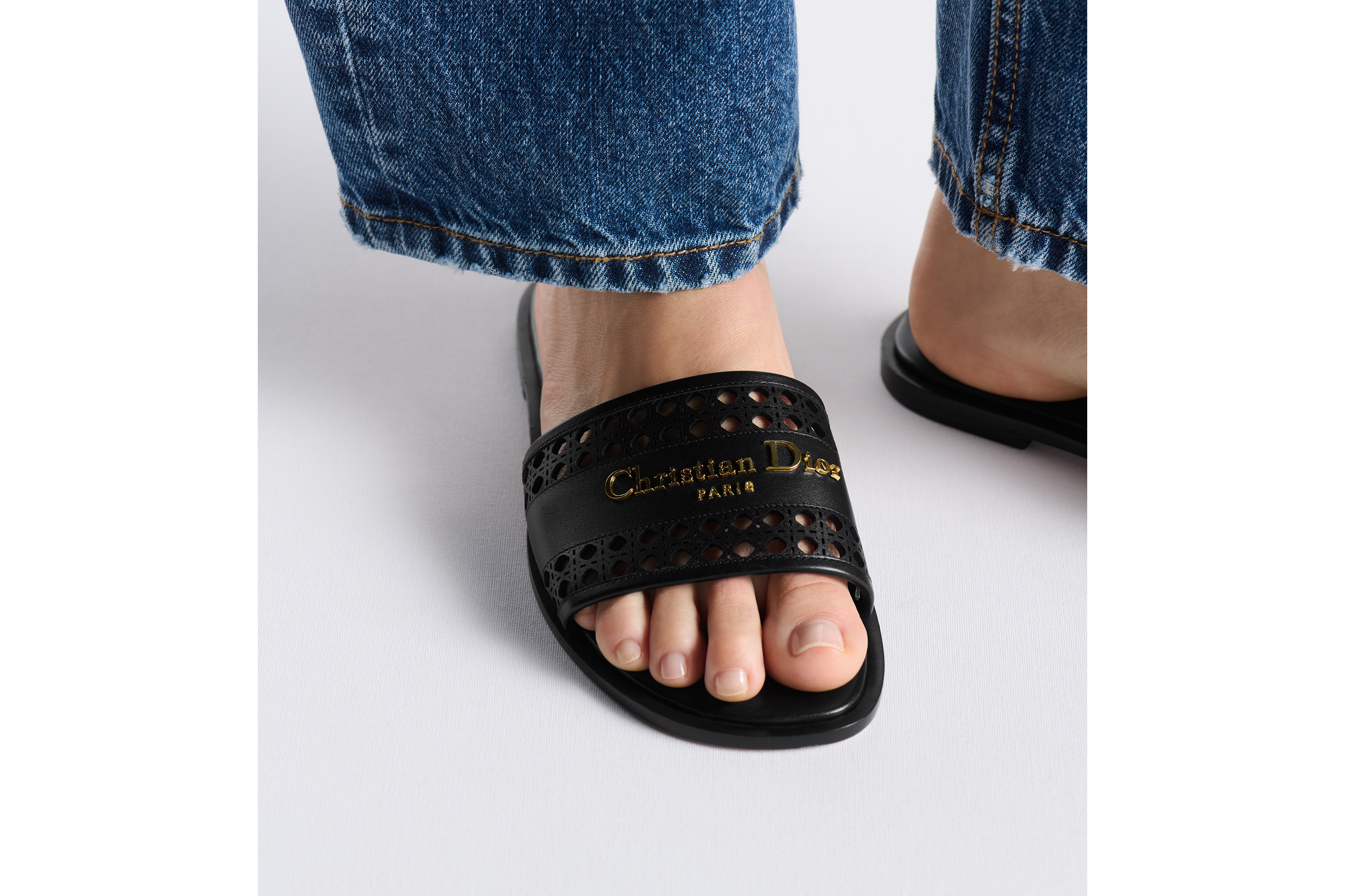 look_image_alt_prefix D-Lane 凉拖 黑色牛皮革镂空藤格纹图案 E17