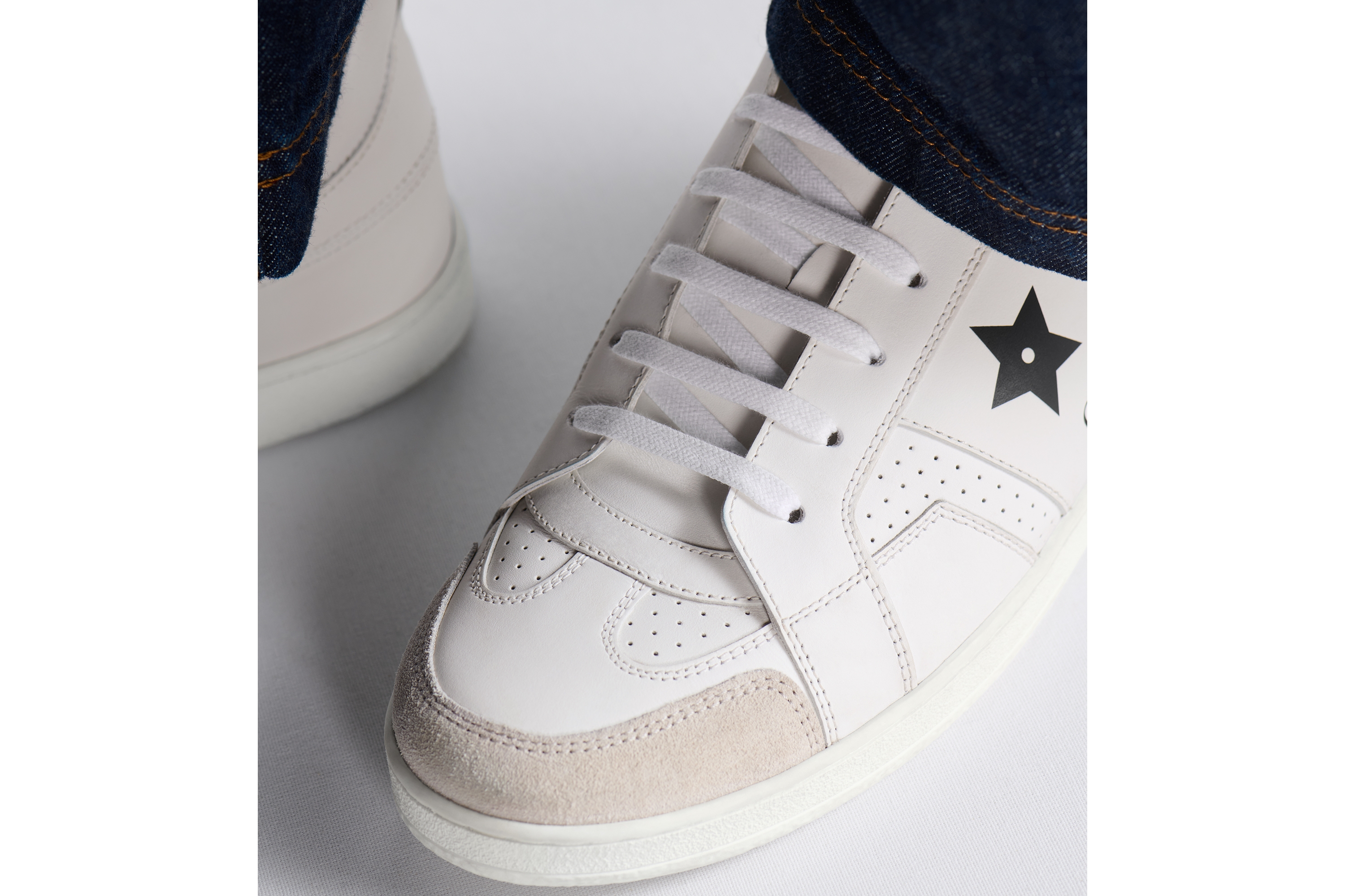 look_image_alt_prefix Dior Star 运动鞋 白色牛皮革和绒面牛皮革 E17