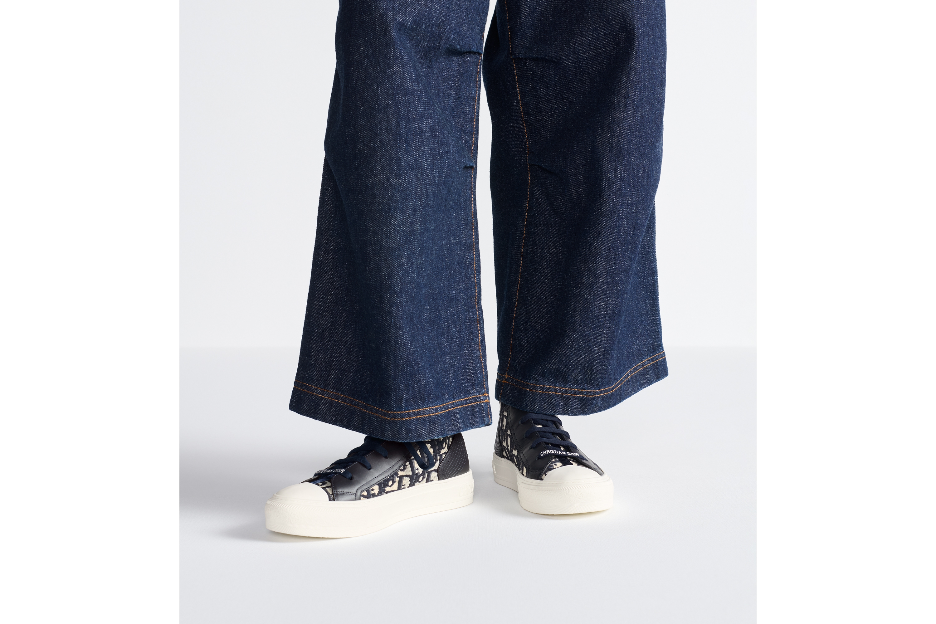 look_image_alt_prefix Walk'n'Dior 运动鞋 深蓝色科技针织面料和牛皮革 Oblique 印花 E14