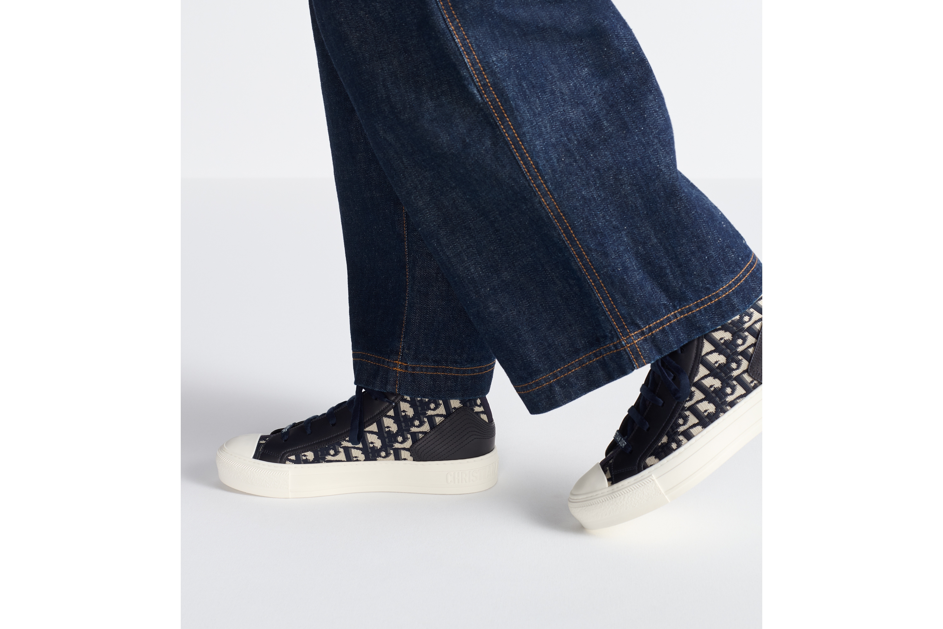 look_image_alt_prefix Walk'n'Dior 运动鞋 深蓝色科技针织面料和牛皮革 Oblique 印花 E15