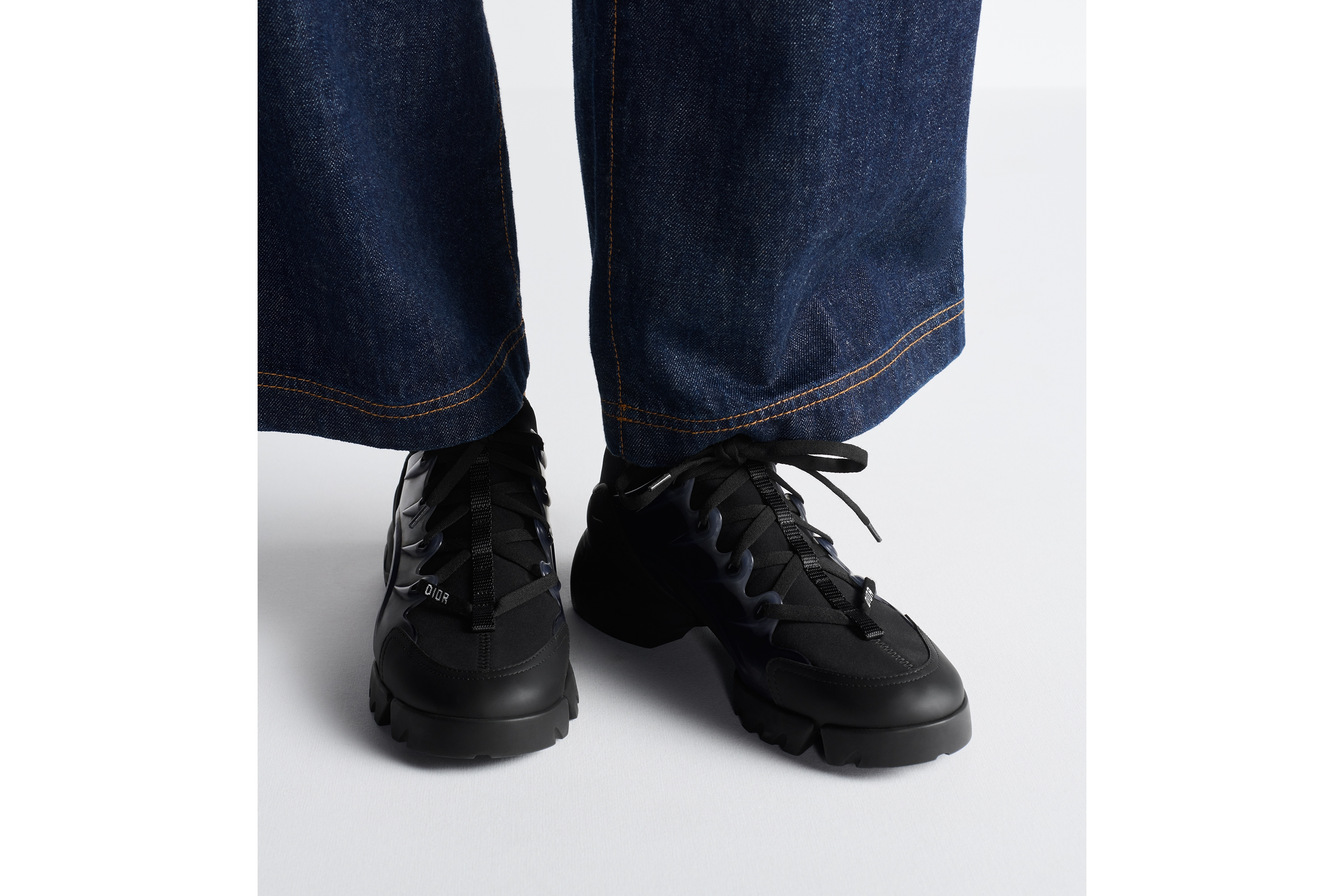 look_image_alt_prefix D-Connect 运动鞋 黑色科技面料 E14