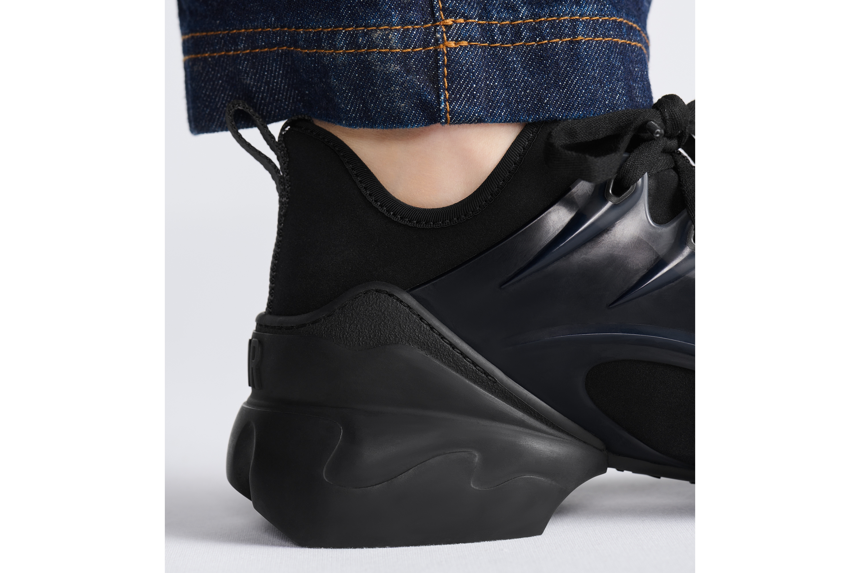 look_image_alt_prefix D-Connect 运动鞋 黑色科技面料 E15