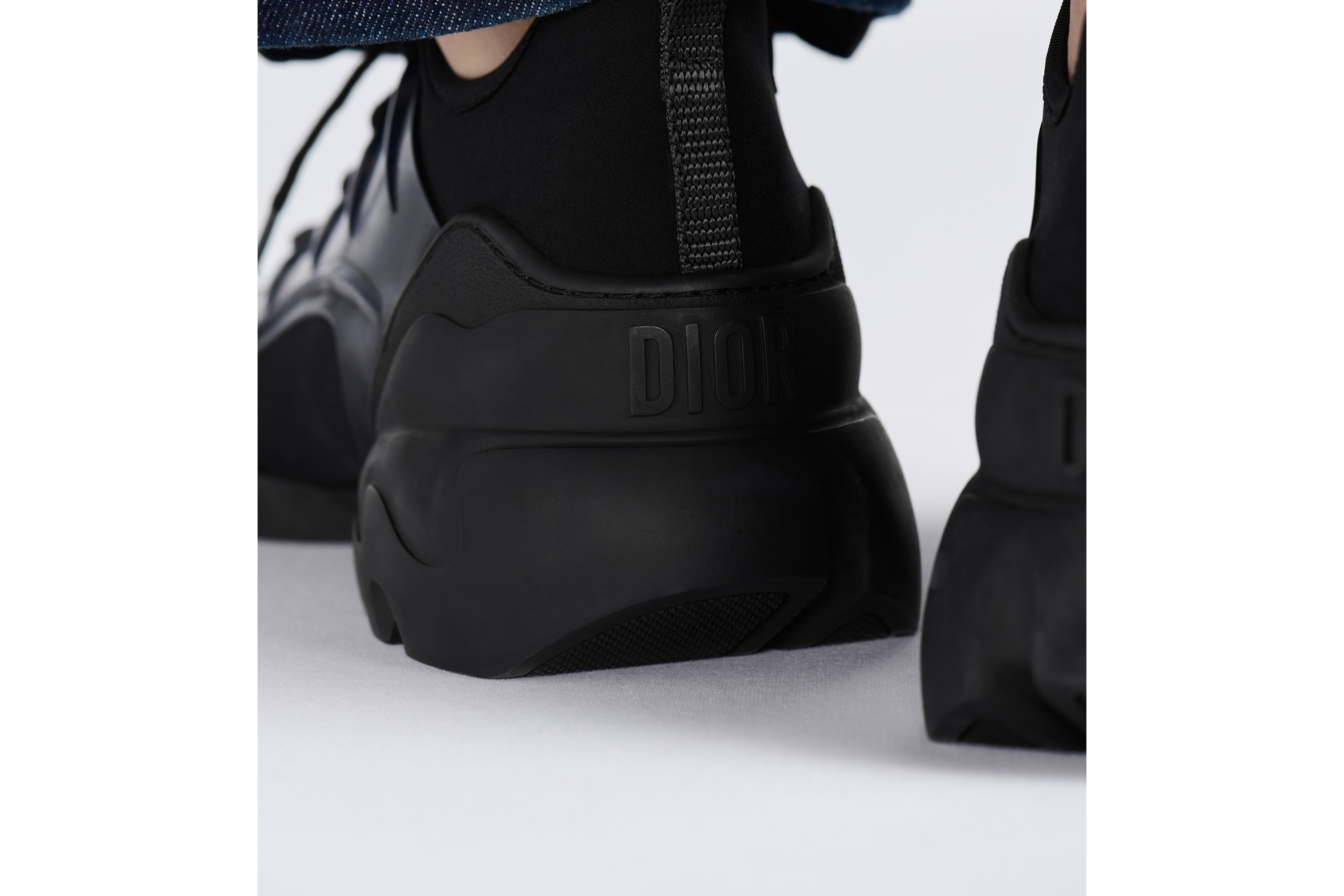 look_image_alt_prefix D-Connect 运动鞋 黑色科技面料 E16