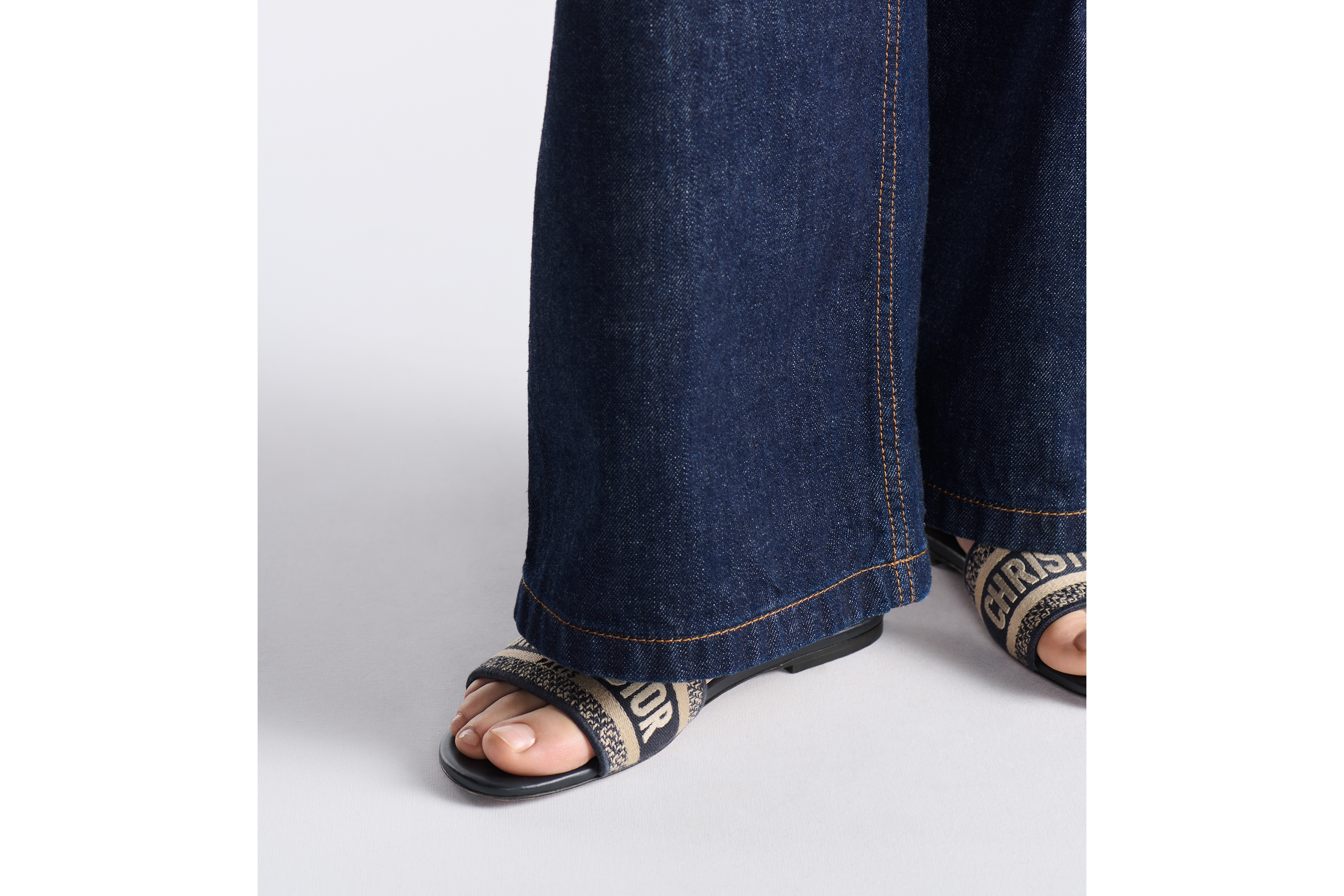 look_image_alt_prefix Dway 棉质凉拖 深蓝色棉质刺绣面料 E15