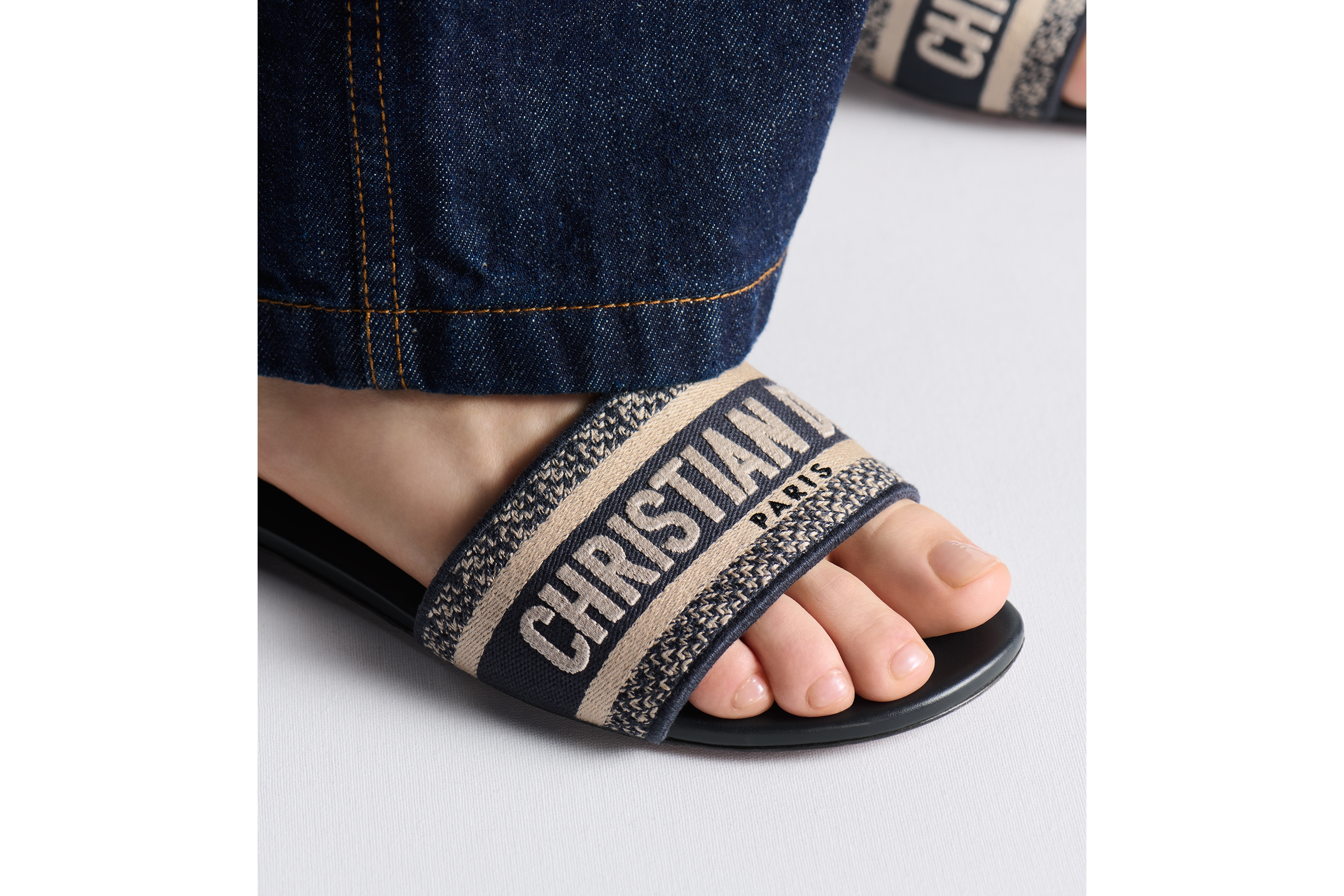 look_image_alt_prefix Dway 棉质凉拖 深蓝色棉质刺绣面料 E17