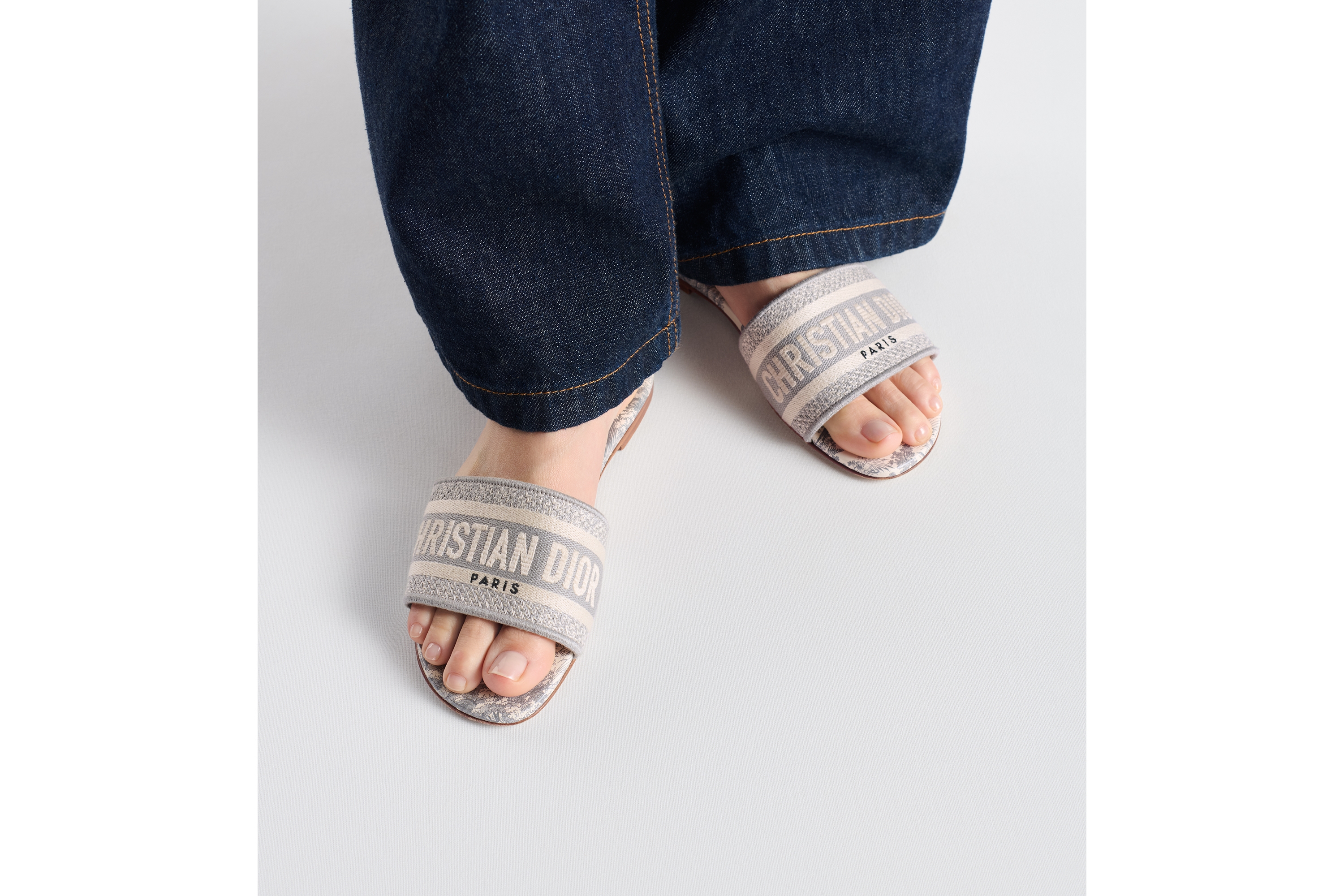 look_image_alt_prefix Dway 棉质凉拖 灰色棉质刺绣面料茹伊印花 E15