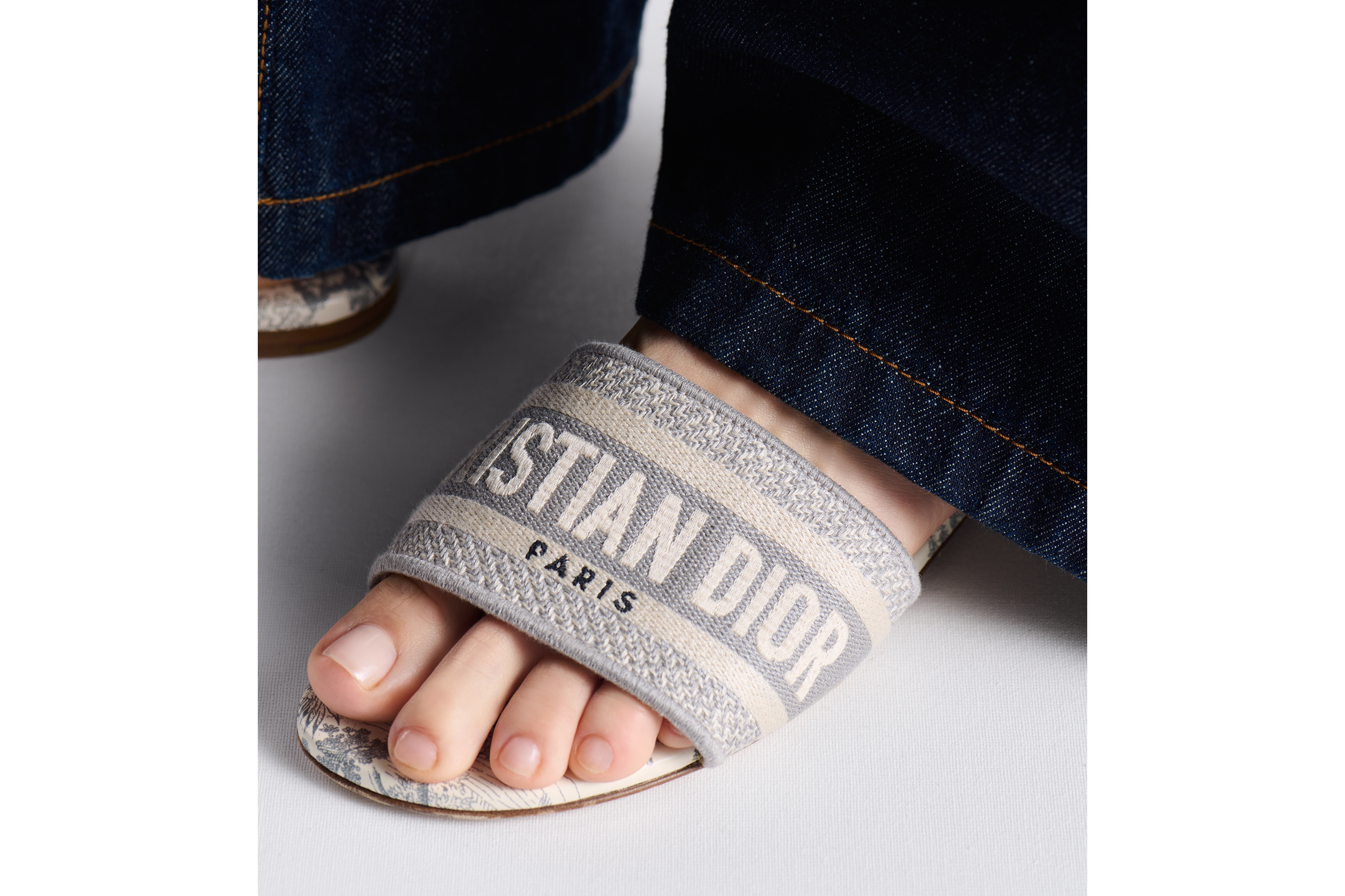 look_image_alt_prefix Dway 棉质凉拖 灰色棉质刺绣面料茹伊印花 E17