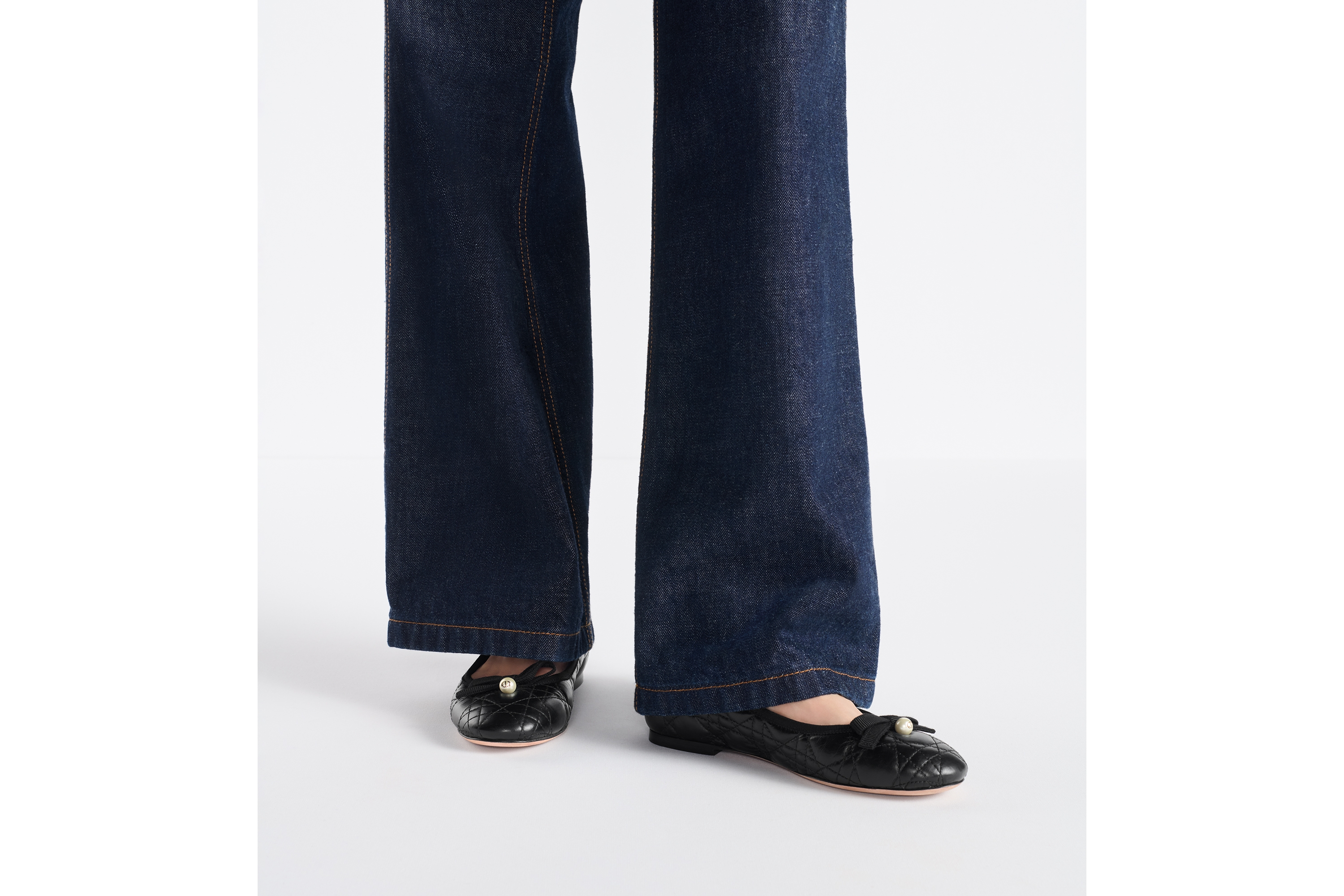 look_image_alt_prefix Dior 芭蕾鞋 黑色绗缝牛皮革藤格纹 E14