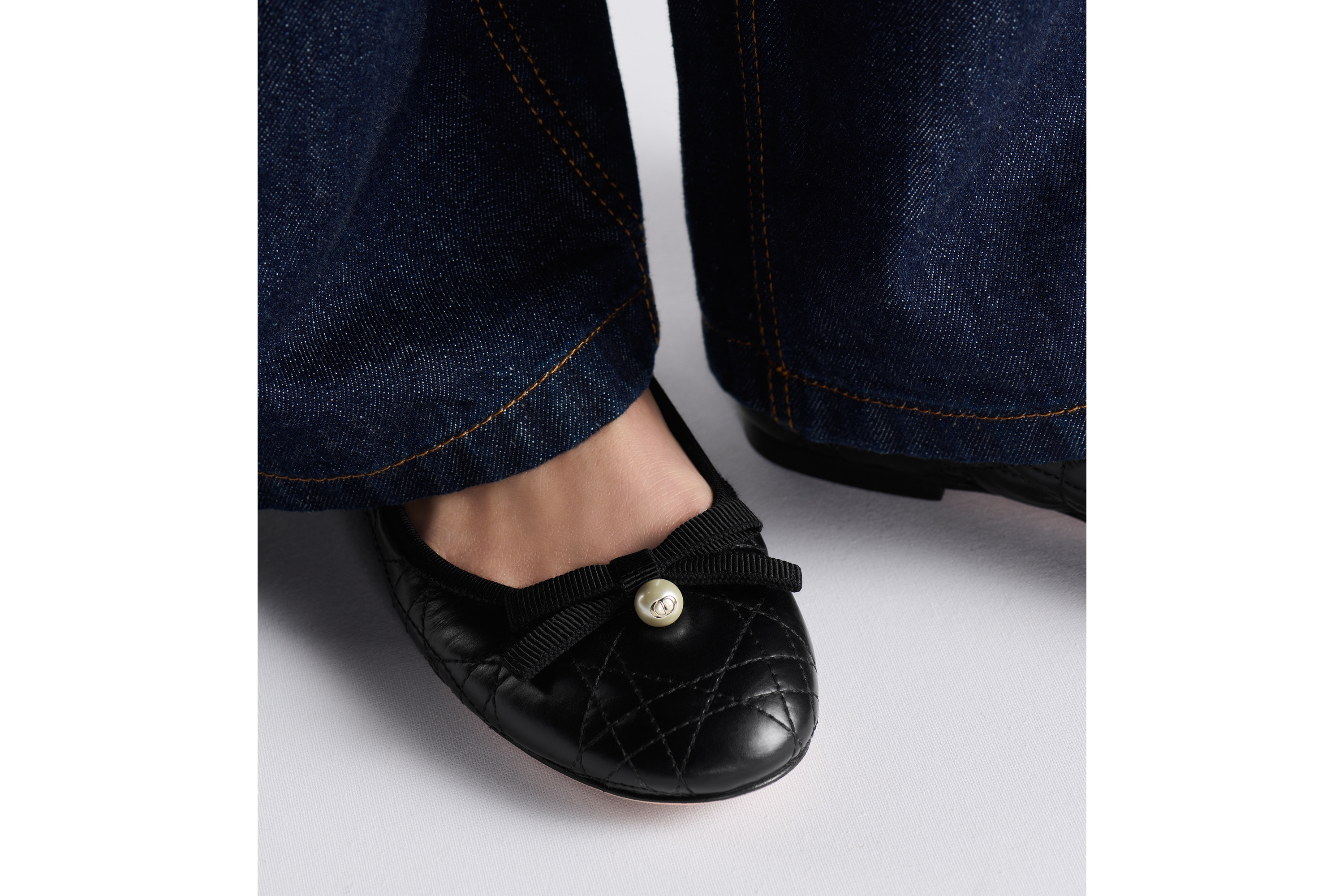 look_image_alt_prefix Dior 芭蕾鞋 黑色绗缝牛皮革藤格纹 E15