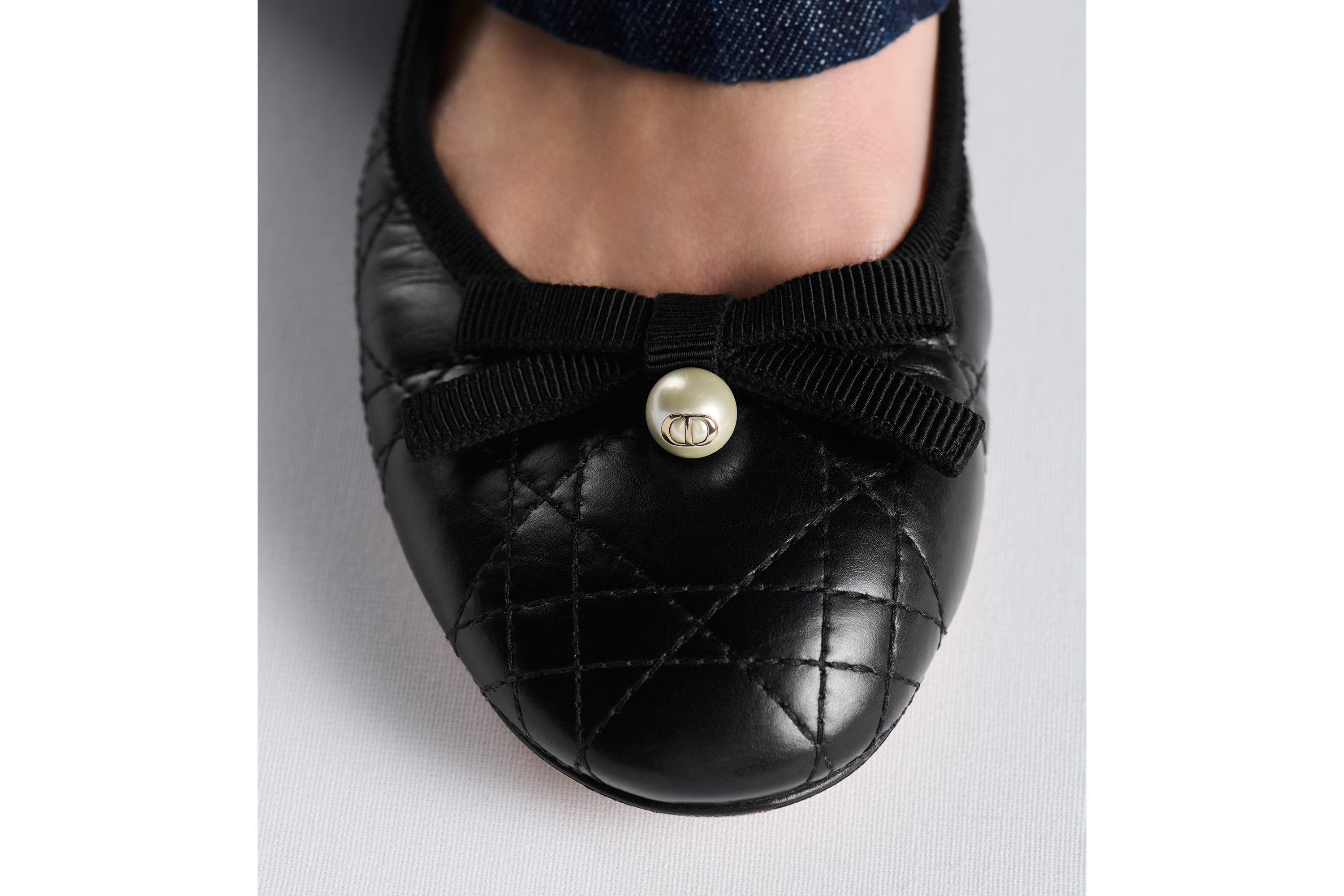 look_image_alt_prefix Dior 芭蕾鞋 黑色绗缝牛皮革藤格纹 E17