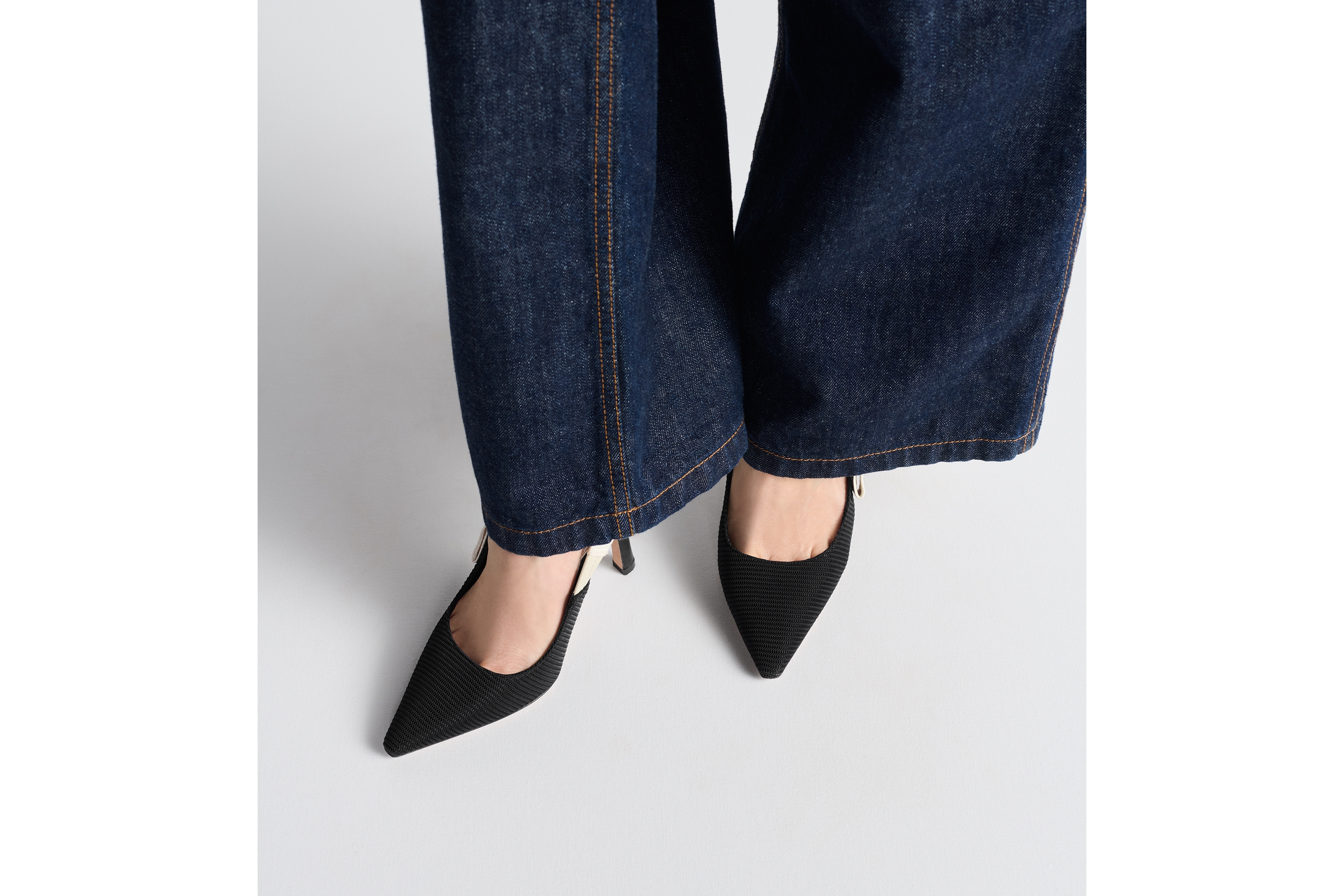 look_image_alt_prefix J'Adior 露跟高跟鞋 黑色科技面料 E15