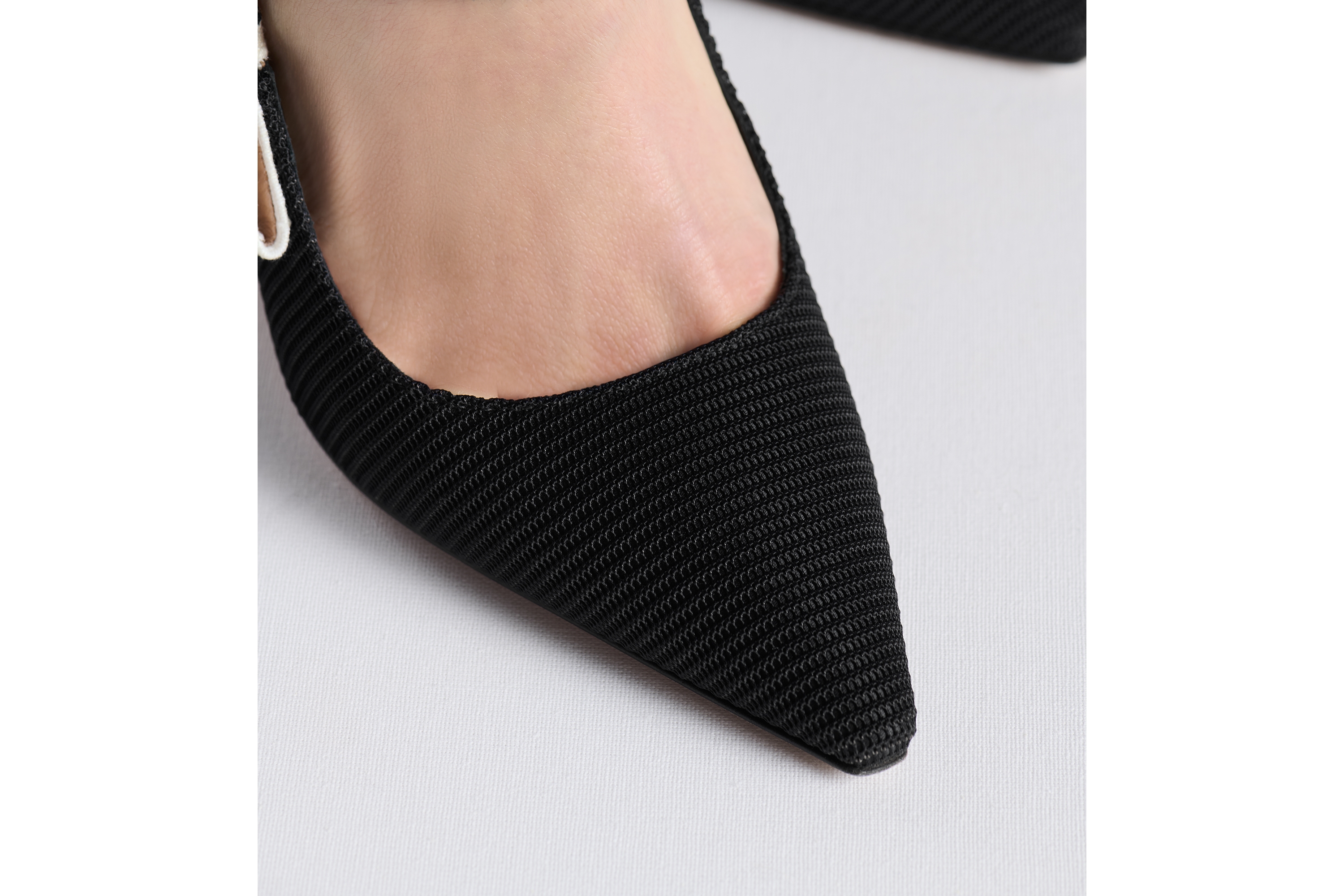 look_image_alt_prefix J'Adior 露跟高跟鞋 黑色科技面料 E17