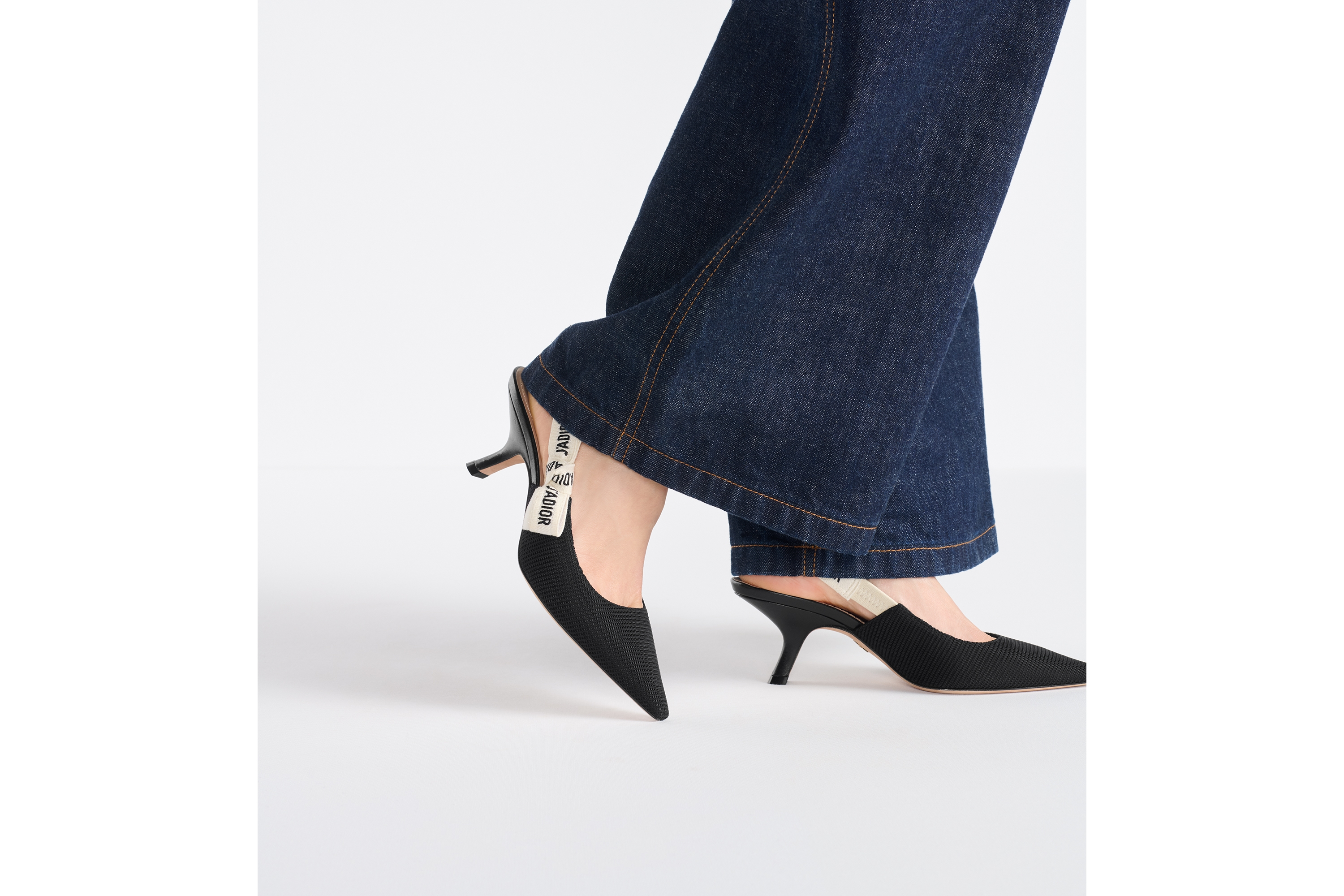 look_image_alt_prefix J'Adior 露跟高跟鞋 黑色科技面料 E15