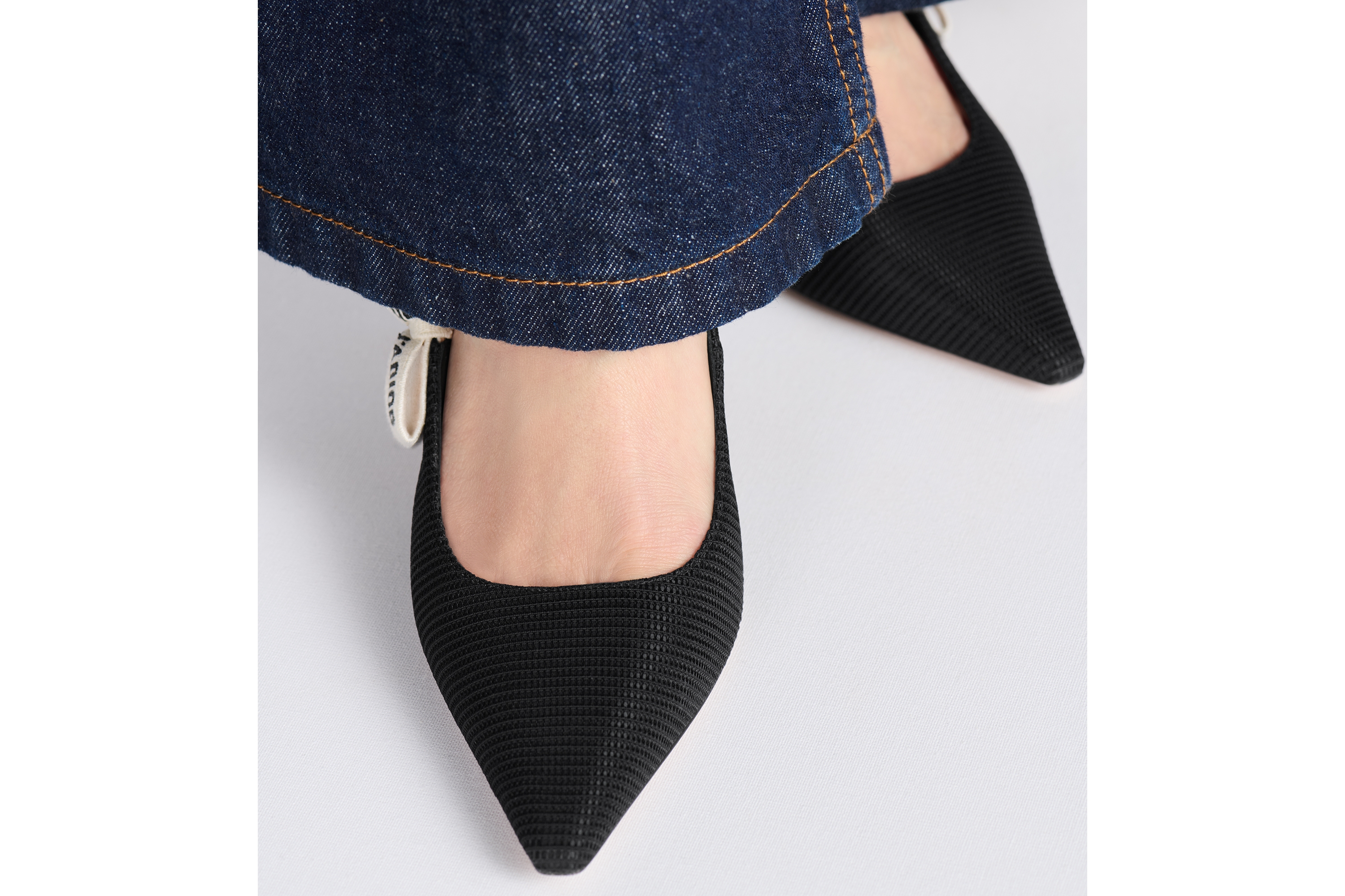 look_image_alt_prefix J'Adior 露跟高跟鞋 黑色科技面料 E17