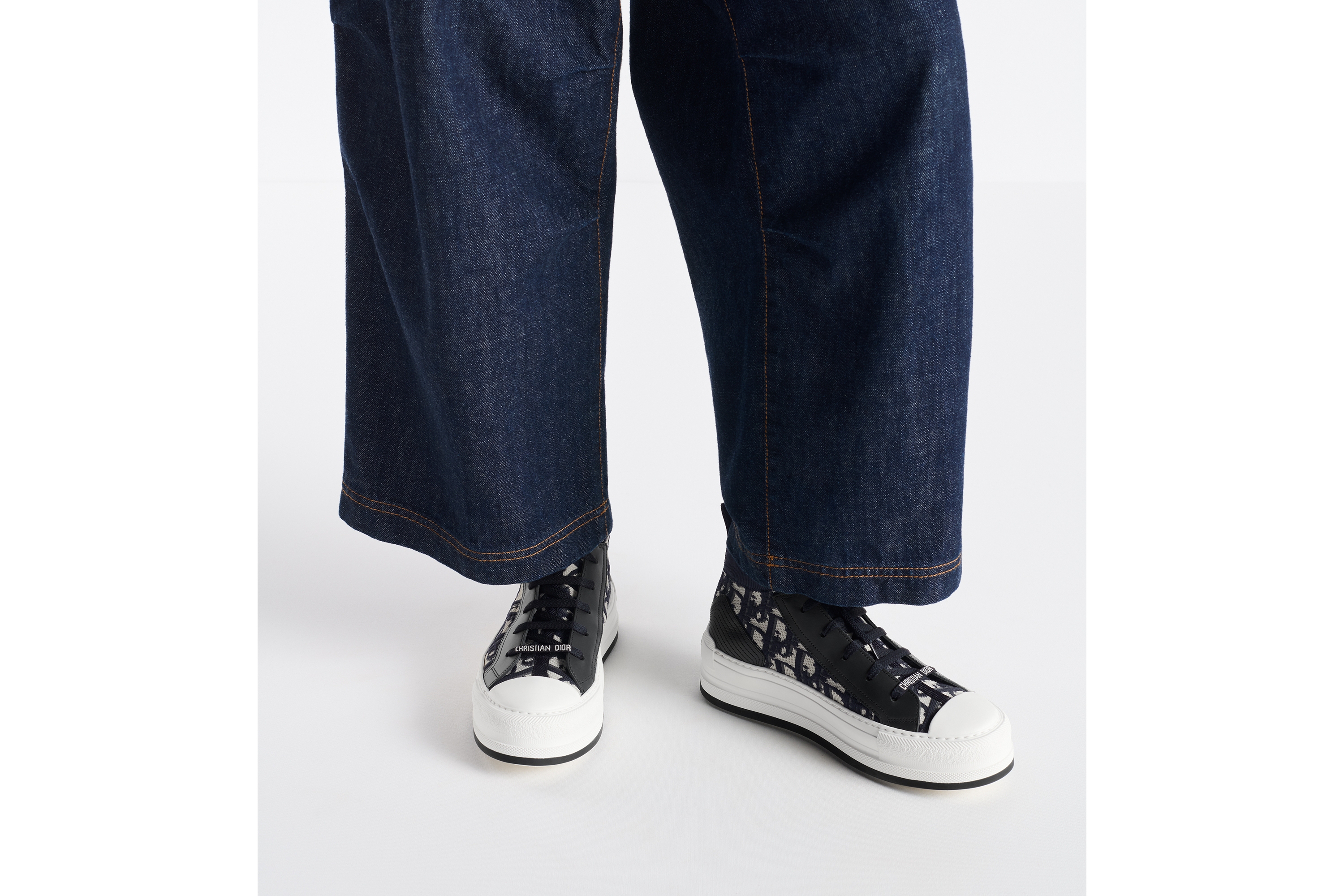 look_image_alt_prefix Walk'n'Dior 厚底运动鞋 深蓝色科技针织面料 Oblique 印花和牛皮革 E14