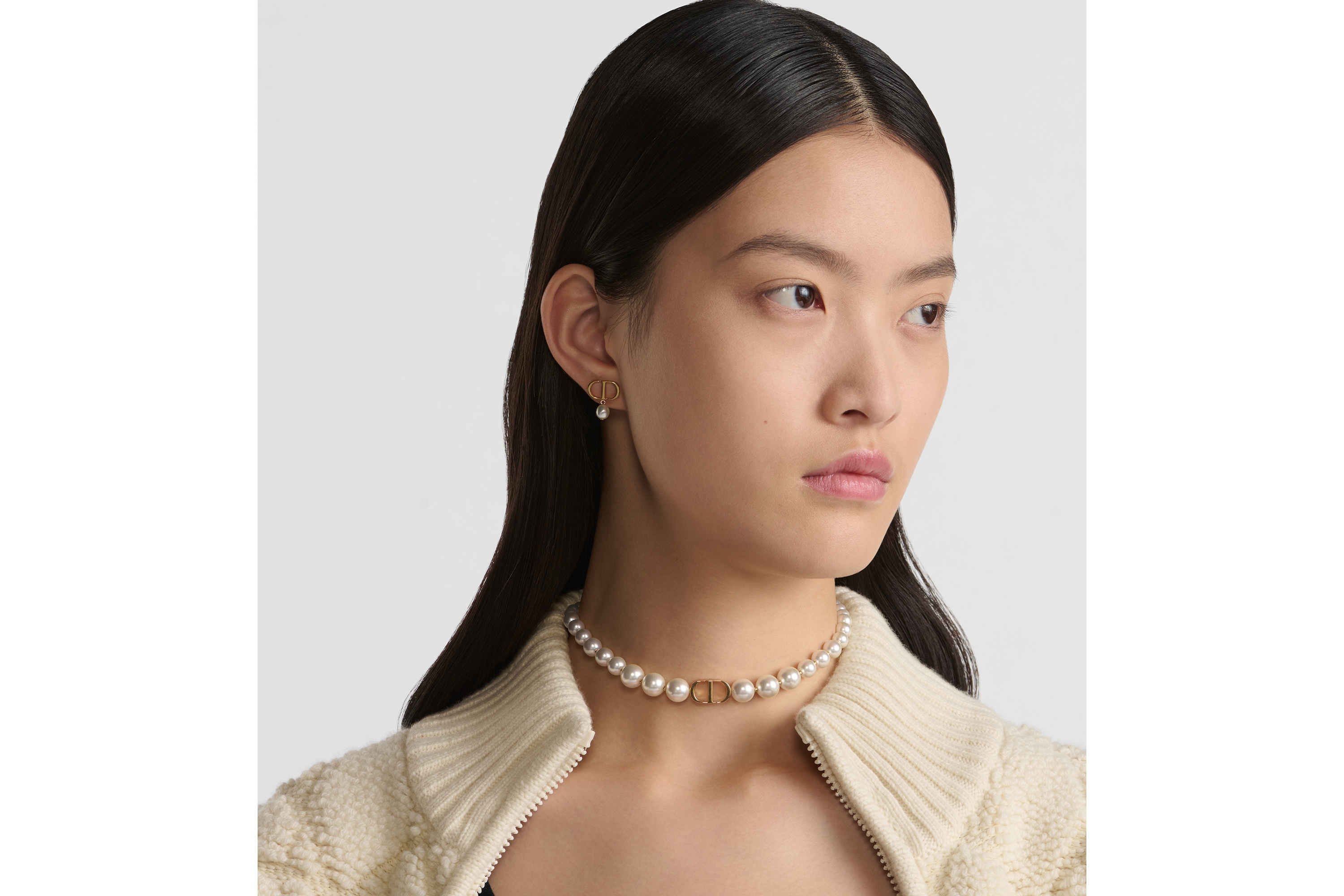 look_image_alt_prefix 30 Montaigne 短款项链 金色饰面金属和白色树脂珠饰 E08