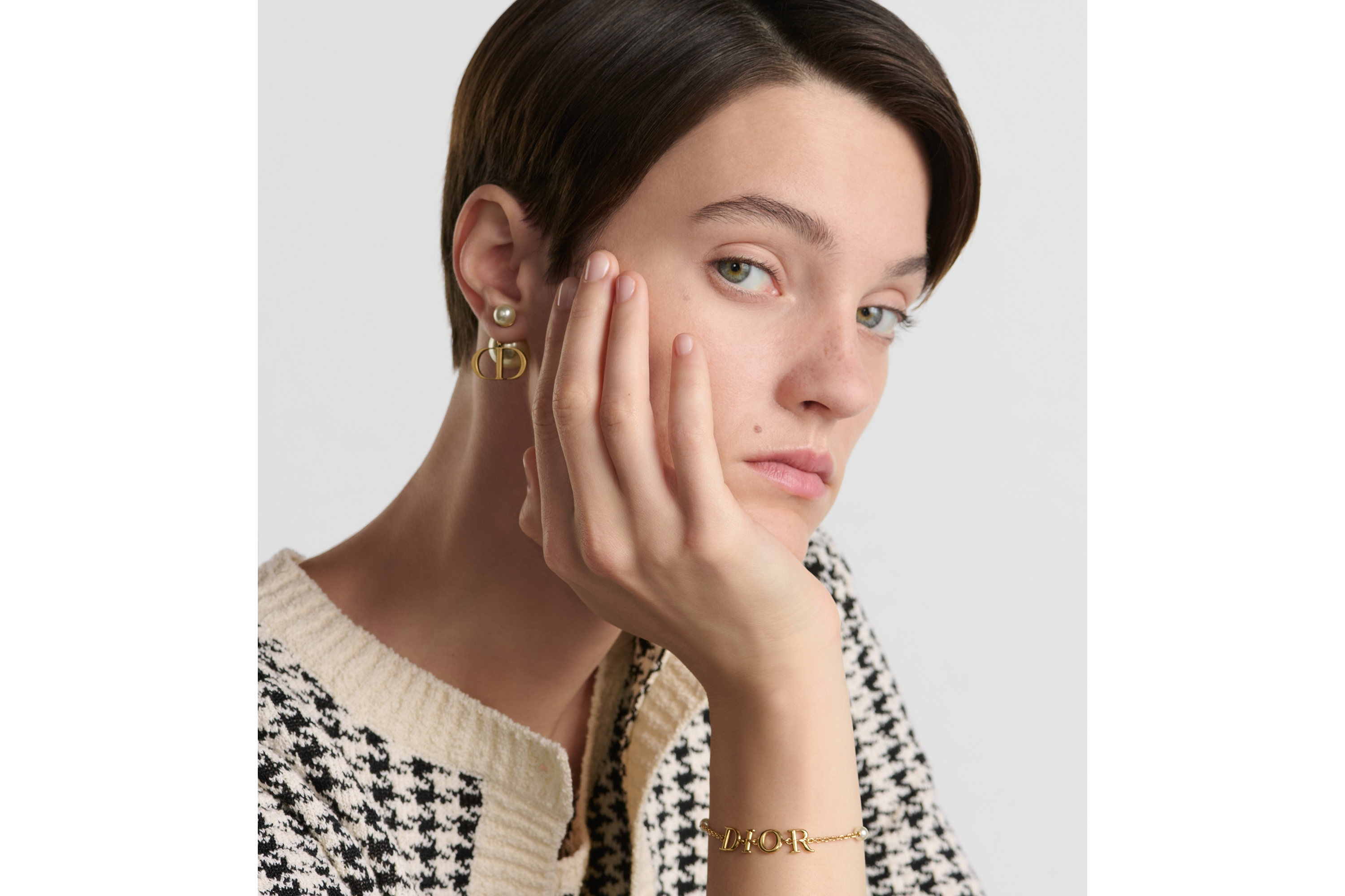 Dio(r)evolution 手链 金色饰面金属和白色树脂珠饰 E11