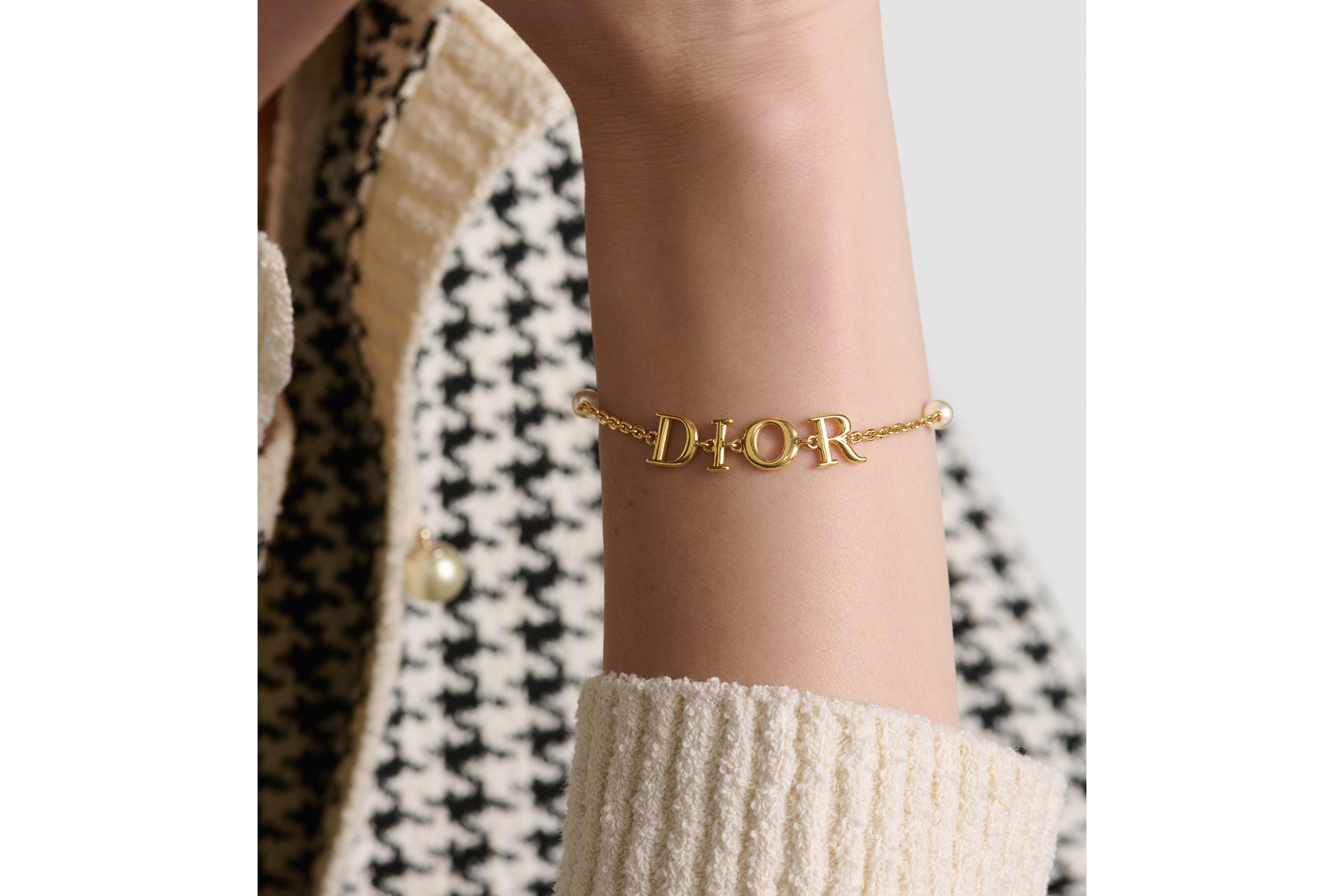 Dio(r)evolution 手链 金色饰面金属和白色树脂珠饰 E17