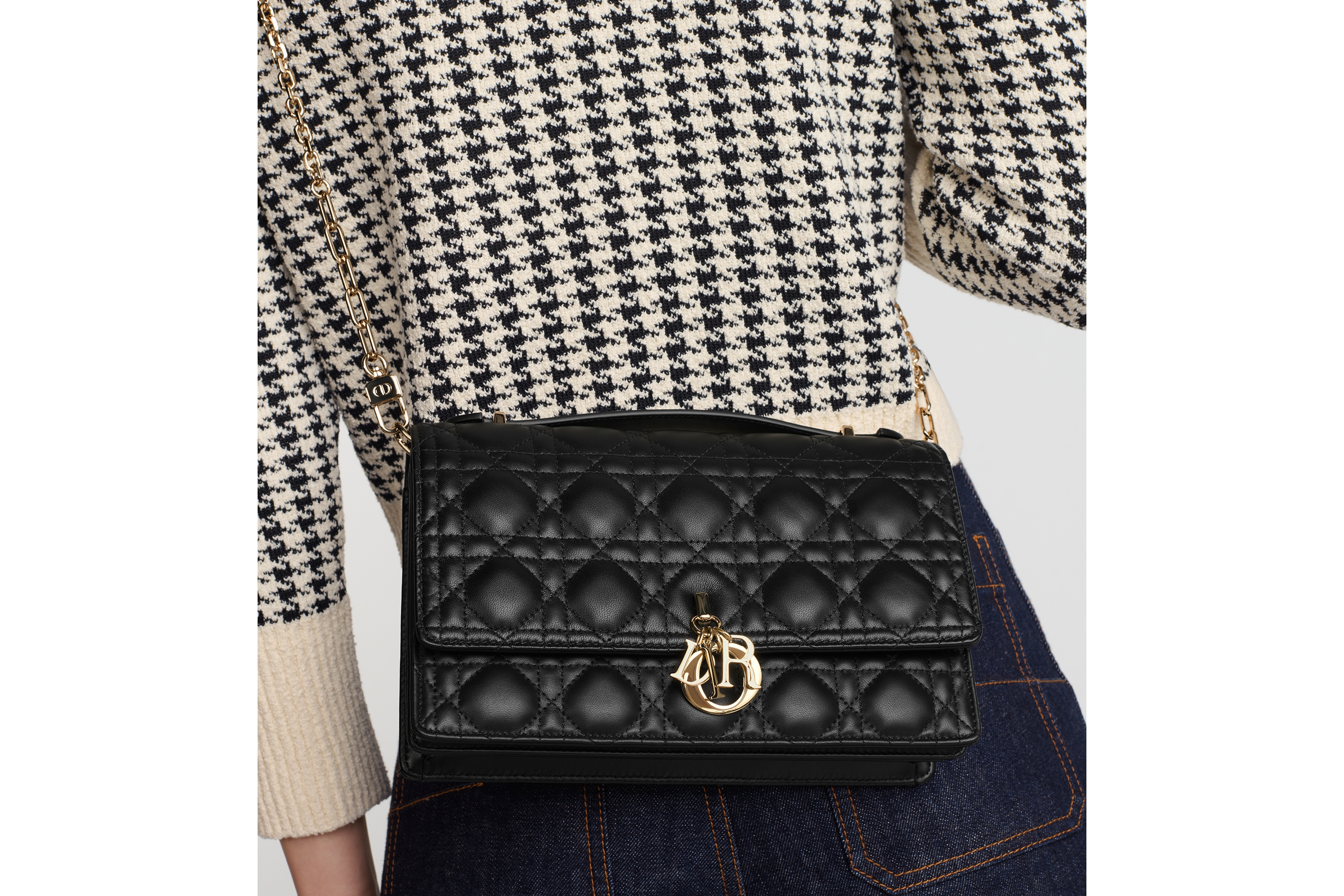 look_image_alt_prefix My Dior Top Handle 手袋 黑色羊皮革藤格纹 E17